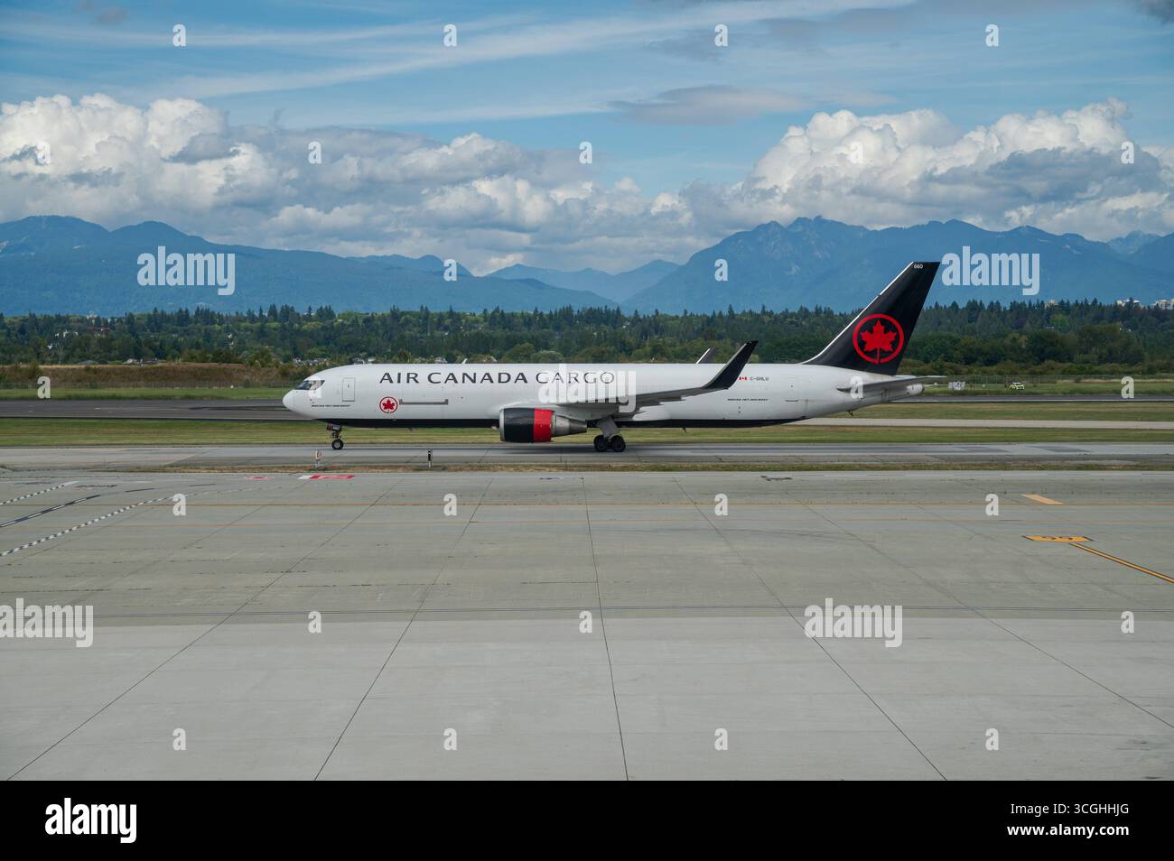 17.08.2025, Vancouver, Britisch-Kolumbien, Kanada - ein Frachtflugzeug der kanadischen Fluggesellschaft Air Canada Cargo vom Typ Boeing 767-300 BOSF mit der Registrierung C-GHLU auf dem internationalen Flughafen Vancouver. *** 17 08 2025, Vancouver, British Columbia, Kanada Ein Boeing 767 300 BOSF Frachter der kanadischen Fluggesellschaft Air Canada Cargo mit der Registrierung C GHLU am Vancouver International Airport Stockfoto
