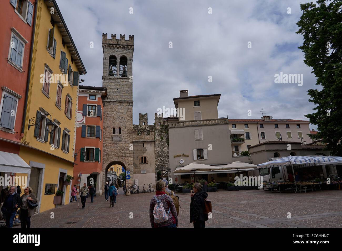 Riva del Garda, Italien - 8. Mai 2025 - Altstadt - Piazza Cavour im sonnigen Frühling Stockfoto