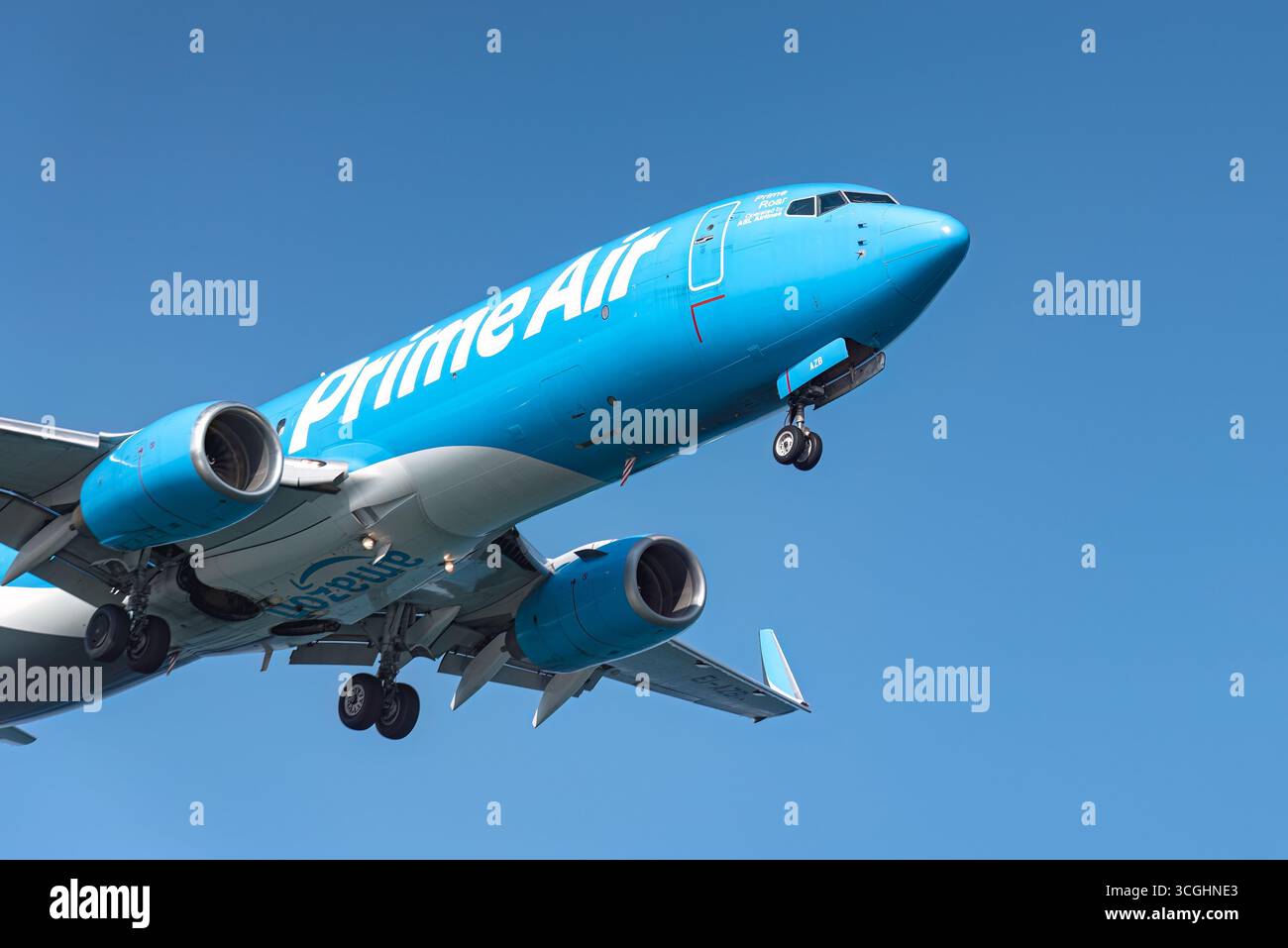 Larnaca, Zypern - 29. Juni 2024: Amazon Prime Air benannte Frachtflugzeug Boeing 737-800, das sich dem internationalen Flughafen Larnaca in Zypern nach landin nähert Stockfoto