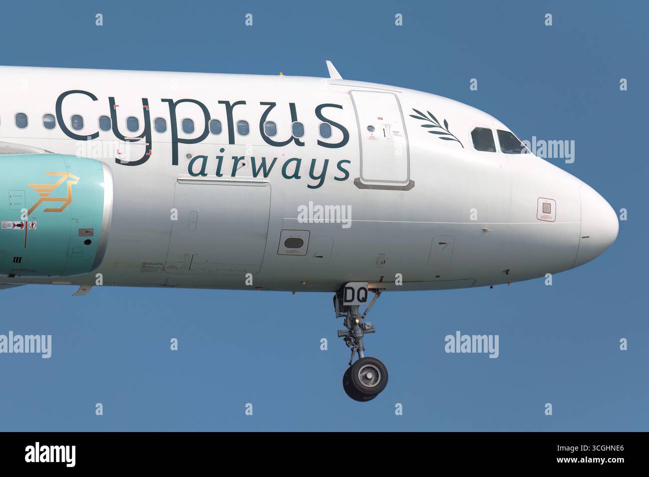 Larnaca, Zypern - 29. Juni 2024: Weißes Passagierflugzeug landet am Larnaca International Airport in Zypern mit klarem blauem Himmel Stockfoto