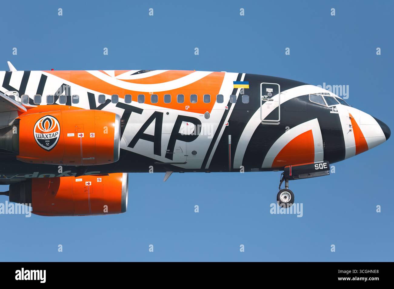 Larnaka, Zypern - 29. Juni 2024: Nahaufnahme eines Boeing 737-700-Flugzeugs mit Shakhtar Donetsk-Lackierung während eines Fluges über Larnaka Stockfoto