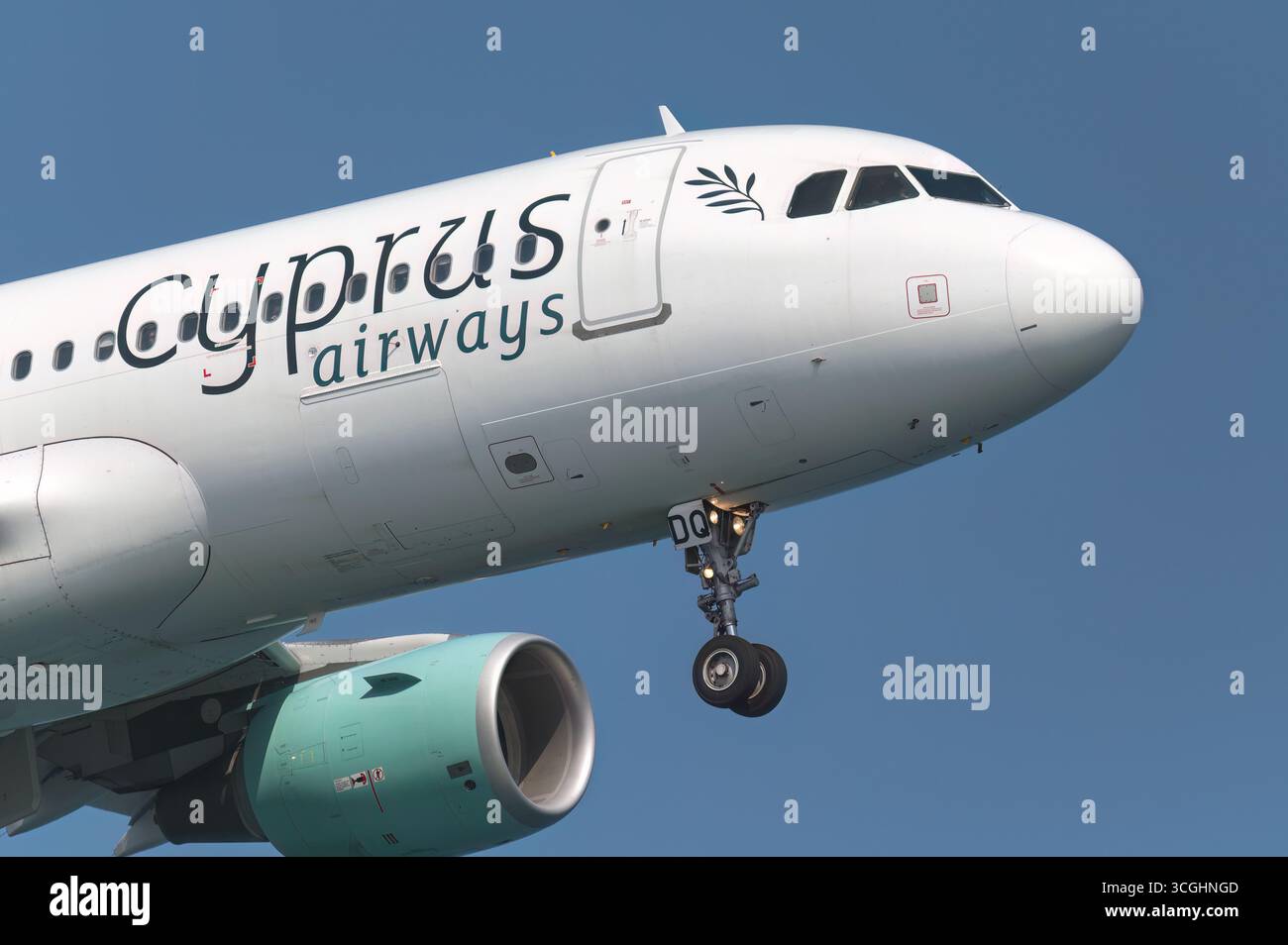 Larnaca, Zypern - 29. Juni 2024: White Cyprus Airways Airbus mit ausgefahrenem Fahrwerk nähert sich dem internationalen Flughafen Larnaca, Zypern Stockfoto