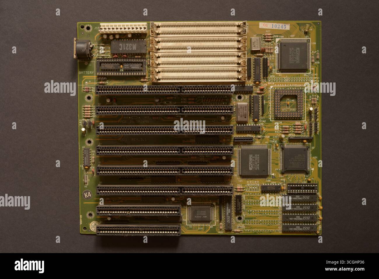Altes Computermotherboard mit integrierten Schaltungen, Steckern und Speicherchips, fotografiert in Prag, Tschechien am 16. August 2025. Stockfoto