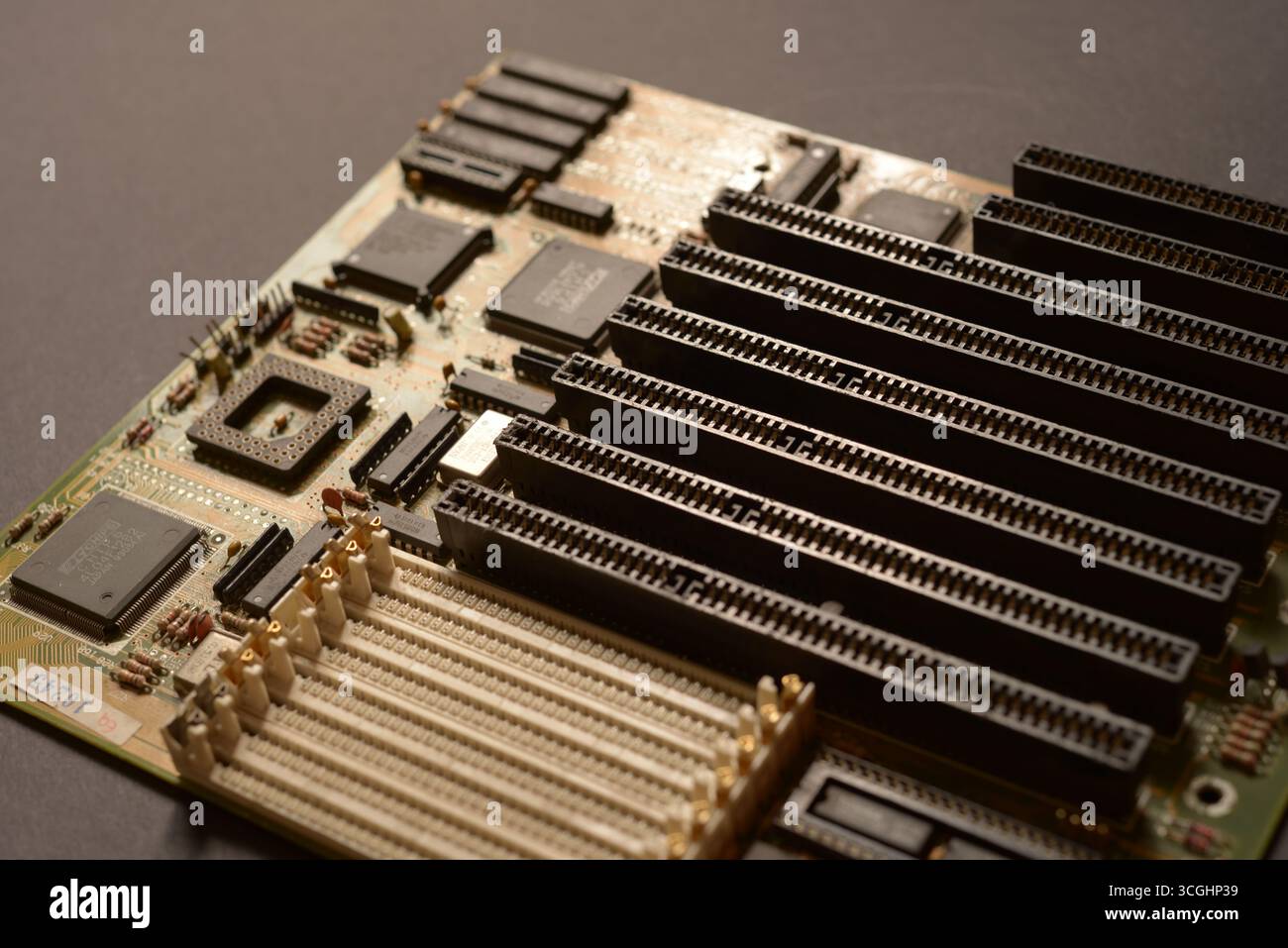 Nahaufnahme eines alten Computerplatzes mit Erweiterungssteckplätzen, Steckverbindern und integrierten Schaltungen, fotografiert am 16. August in Prag, Tschechien, Stockfoto