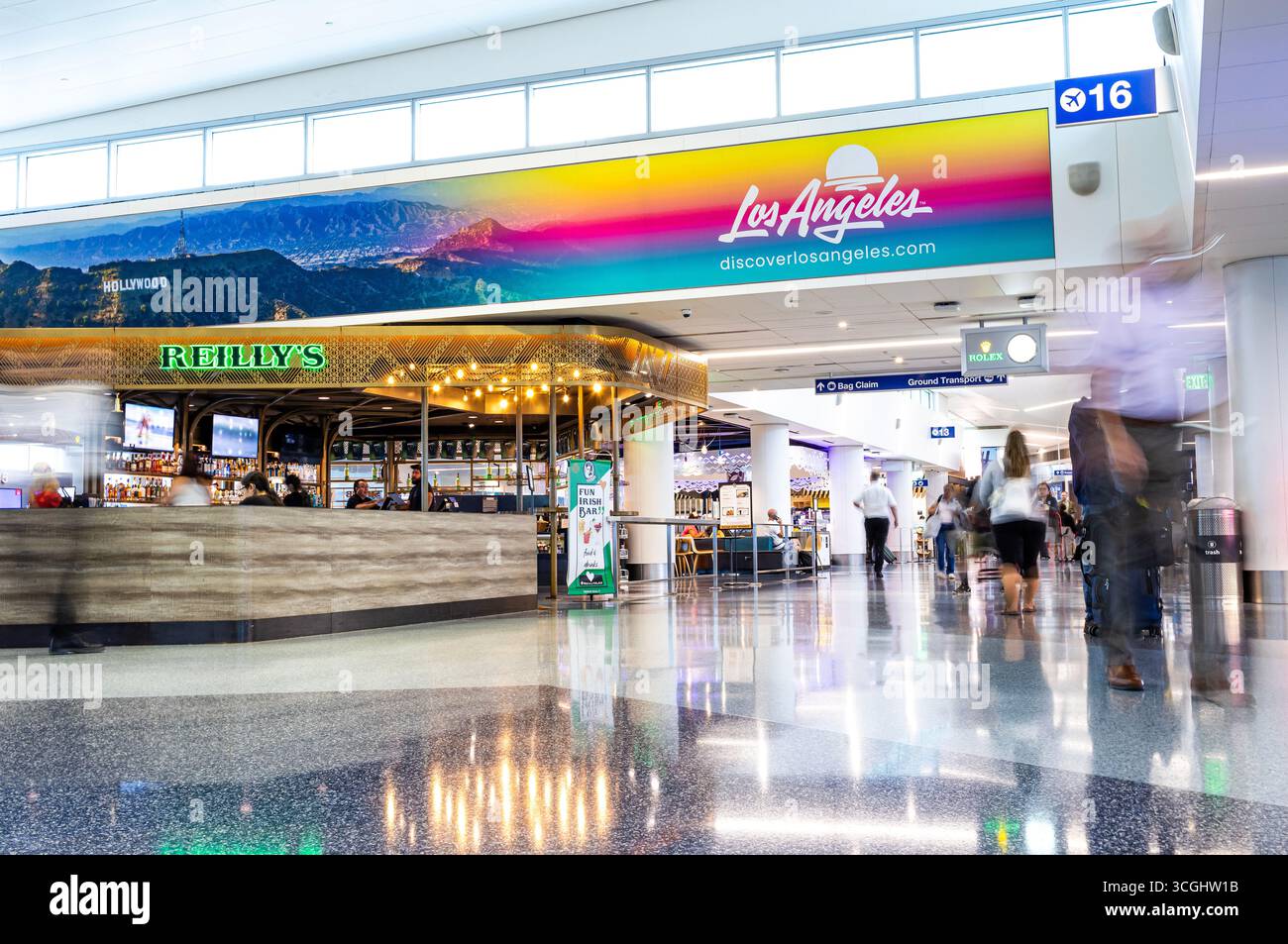 LAX Terminal 1, Los Angeles International Airport mit Fluggästen, die zu ihren Flügen eilen, unscharfen Bewegungen, niedrigem Winkel, hektischem Reisekonzept Stockfoto