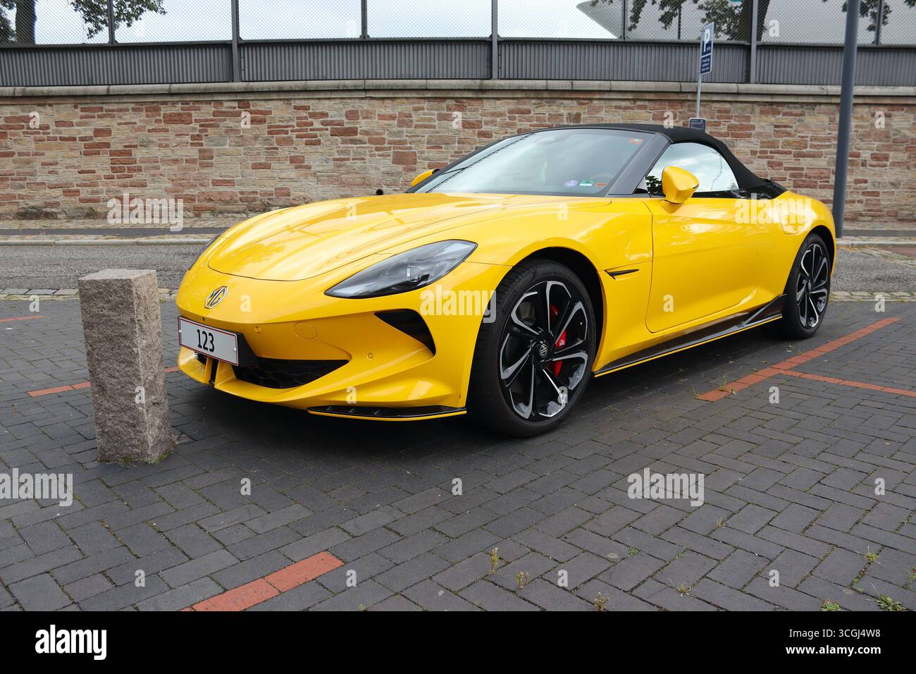 Eine Dreiviertelansicht des neuen Elektrosportwagens MG Cyberster, die das attraktive Design des SAIC Design Studios unterstreicht. Stockfoto