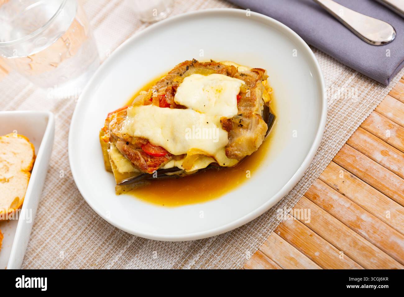 Aubergine mit Tomaten, Hackfleisch und Käse Stockfoto