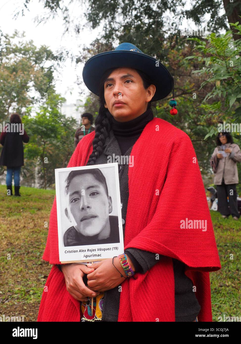 Gahela Cari Contreras, Transgender-Frau und Trans-Rechte-Aktivistin, die an der Gedenkfeier zum 22. Jahrestag des Berichts der Wahrheits- und Versöhnungskommission (TRC) und zum 20. Jahrestag des Auges, das rufe, ein Labyrinth aus Kopfsteinpflastern, in das die Namen aller Opfer des internen bewaffneten Konflikts von Lika Mutal eingraviert sind. Der Abschlussbericht der TRC, der 2003 vorgelegt wurde, sammelte Tausende von Zeugenaussagen von Opfern, aus denen hervorgeht, dass fast 70.000 Menschen während des internen bewaffneten Konflikts (1980-2000) in Peru starben oder verschwanden. Stockfoto