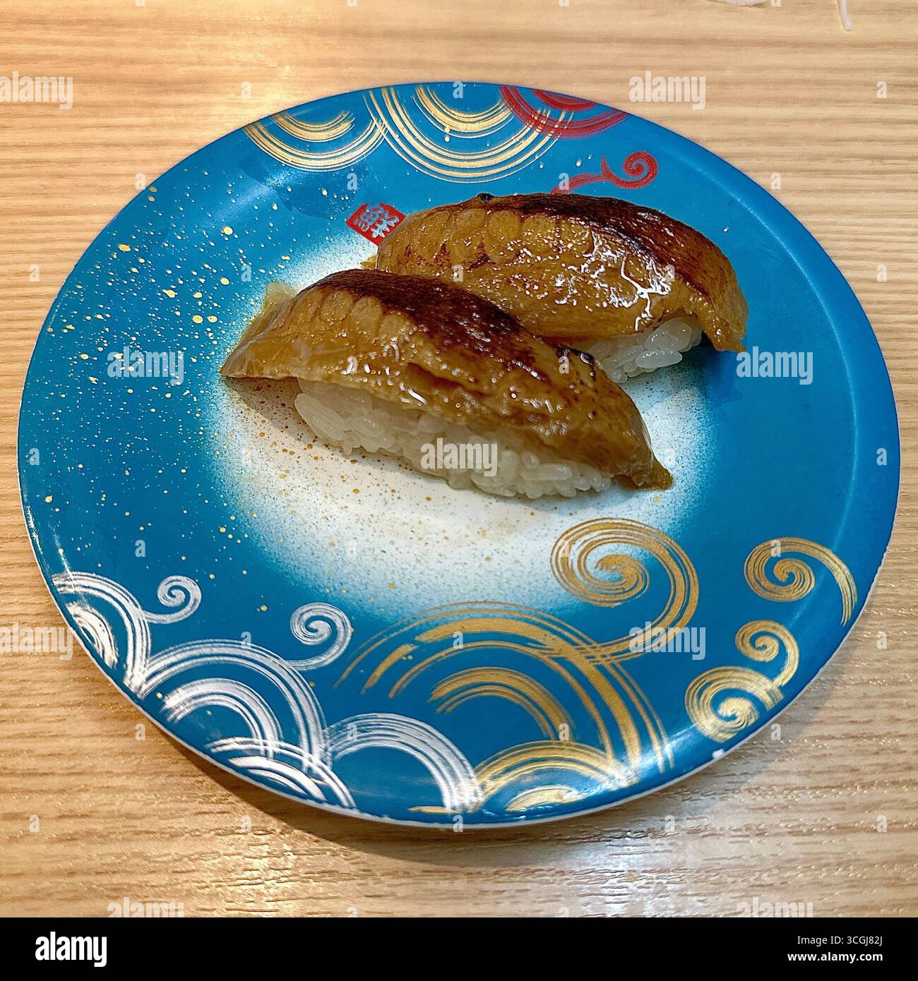 Flunder-Nigiri-Sushi mit gegrilltem Weißfisch auf gewürztem Reis Stockfoto