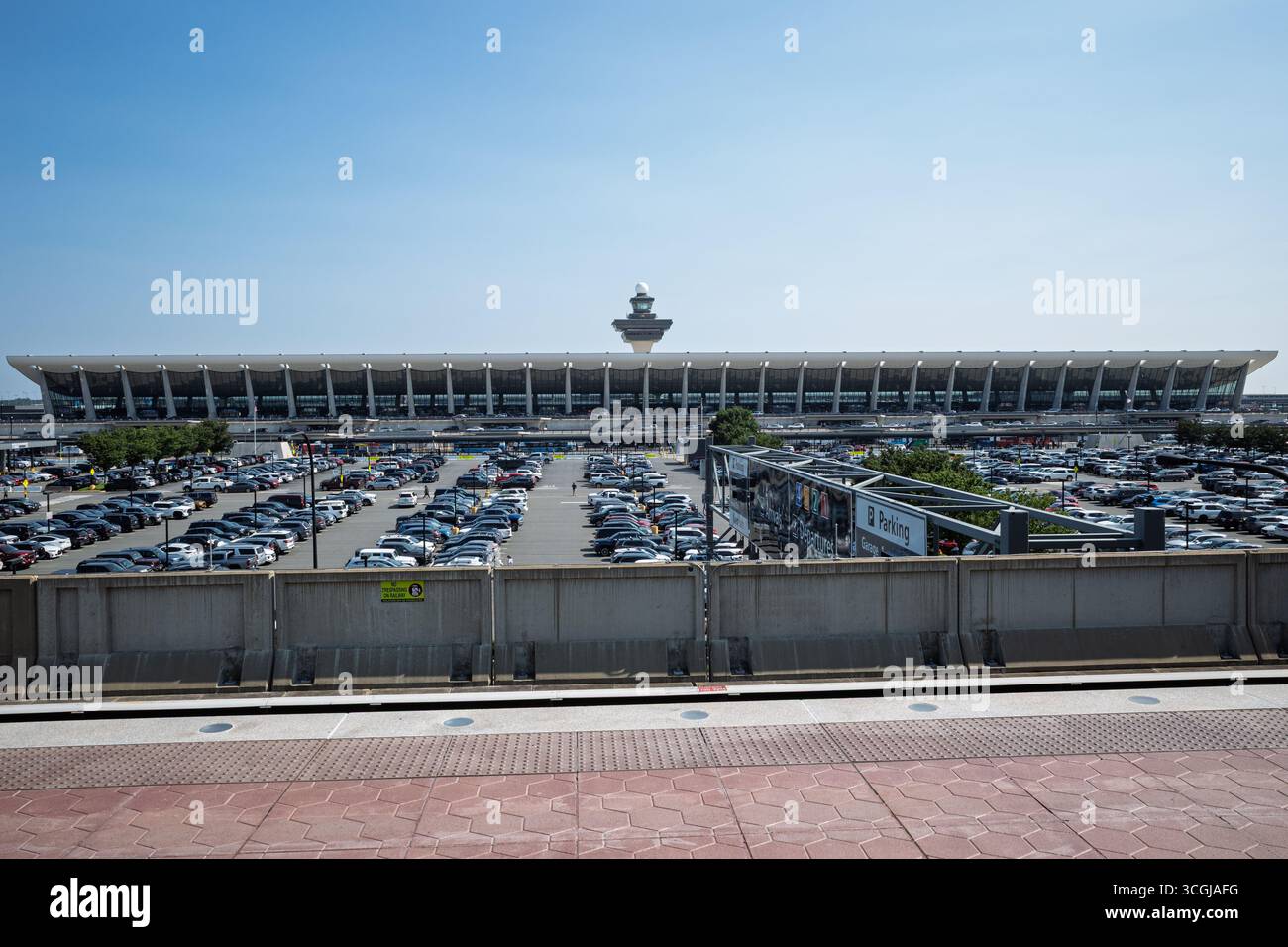 Ein Panoramablick auf das weitläufige Terminal des internationalen Flughafens Washington Dulles und die riesigen Parkflächen. Stockfoto