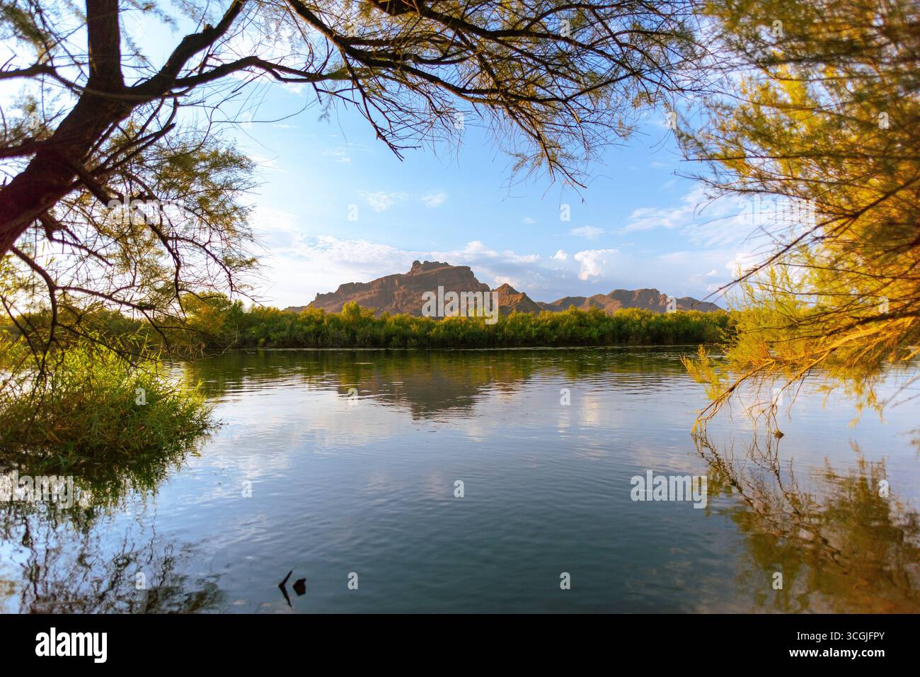 Landschaftsaufnahme der Berge in der Nähe des Salt River in Arizona Stockfoto