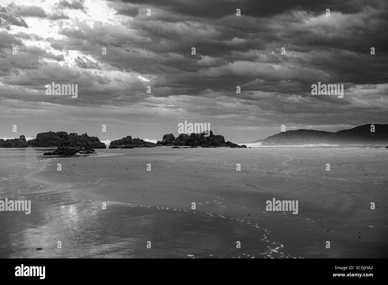 Sonnenuntergang an einem stürmischen Nachmittag am Delicate Nobby Beach Stockfoto