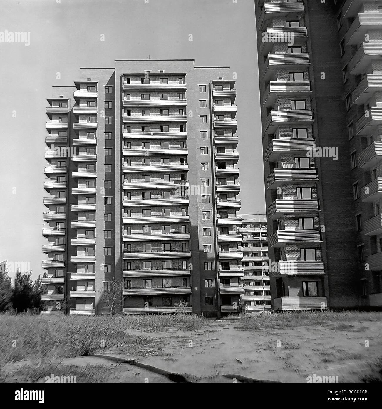Ein Archivfoto von neuen mehrstöckigen Backsteinbauten in der Svobody Street in Sloviansk, 1987, als Symbol der letzten großen Bauprojekte der Perestroika-Ära vor dem Hintergrund eines unbebauten Gebiets und der friedlichen Entwicklung der Stadt vor dem Krieg Stockfoto