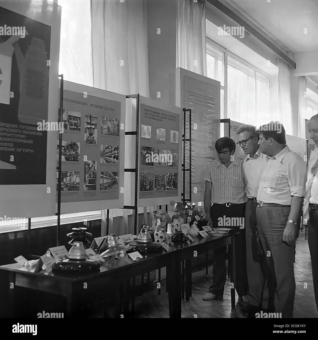 Archivfotos einer Industrieausstellung in Slowiansk, 1987, bei der Ingenieure die Produkte der AIZ-Anlage (Isolatoren) als Symbol für die Errungenschaften der sowjetischen Industrie während der Perestroika-Ära und das friedliche Leben im Donbass vor dem Krieg inspizieren Stockfoto