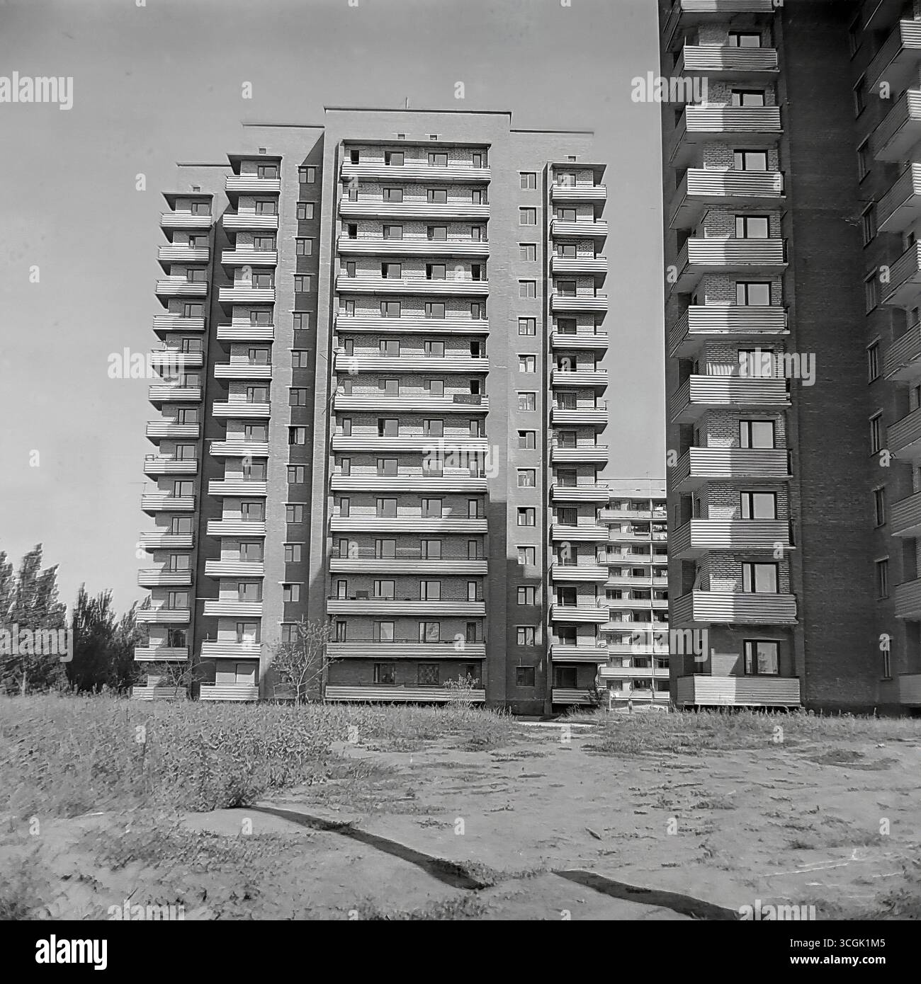 Ein Archivfoto von neuen mehrstöckigen Backsteinbauten in der Svobody Street in Sloviansk, 1987, als Symbol der letzten großen Bauprojekte der Perestroika-Ära vor dem Hintergrund eines unbebauten Gebiets und der friedlichen Entwicklung der Stadt vor dem Krieg Stockfoto