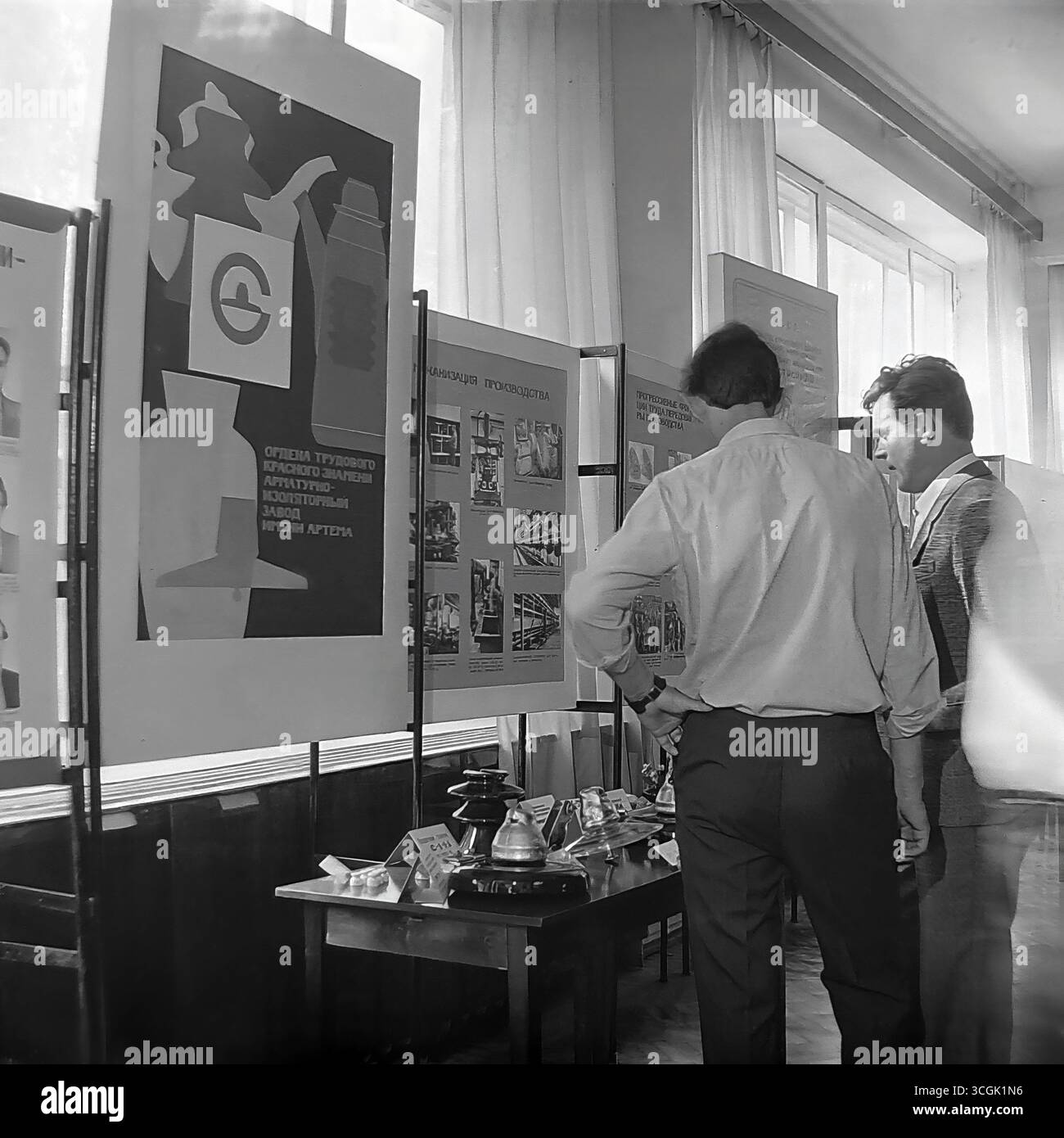 Archivfotos einer Industrieausstellung in Slowiansk, 1987, bei der Ingenieure die Produkte der AIZ-Anlage (Isolatoren) als Symbol für die Errungenschaften der sowjetischen Industrie während der Perestroika-Ära und das friedliche Leben im Donbass vor dem Krieg inspizieren Stockfoto