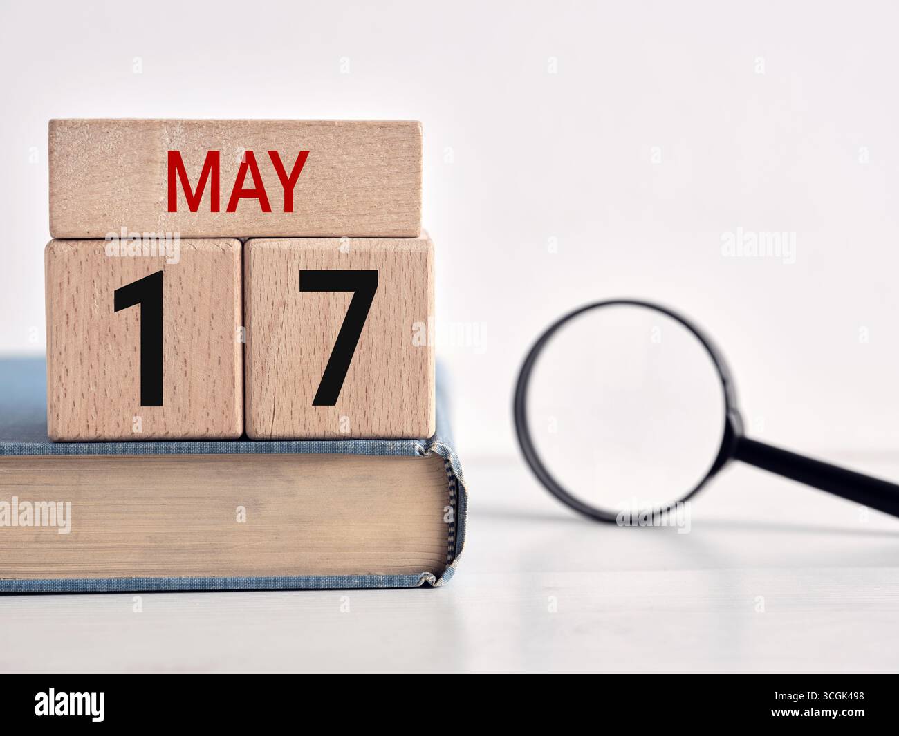 Hölzerner Kalender mit 17. Mai, Erinnerung an den Welttag der Telekommunikation und Informationsgesellschaft. Stockfoto
