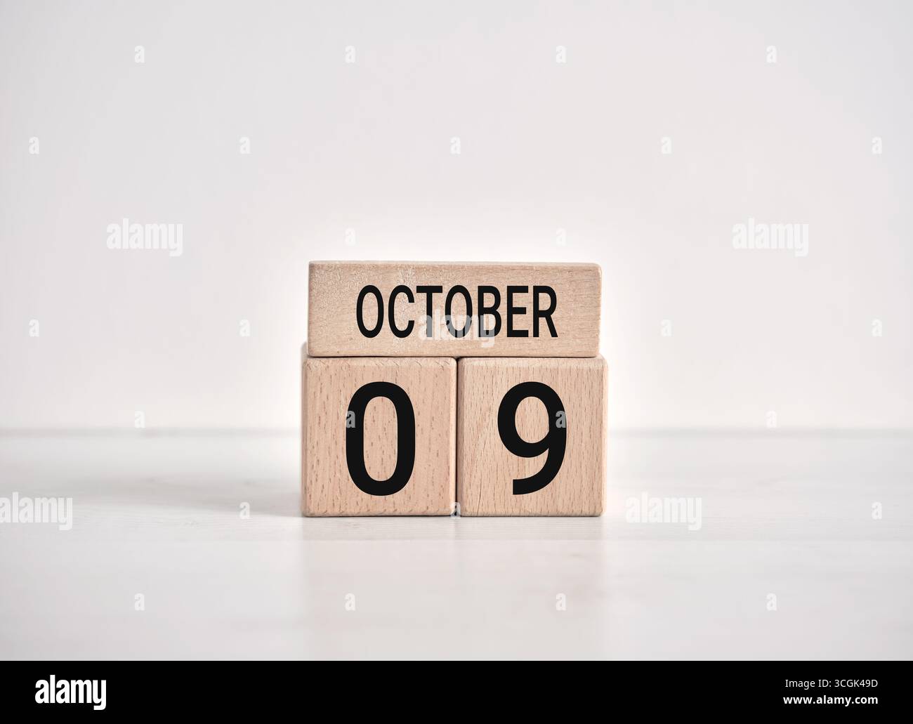 Holzblöcke, die einen Kalender bilden, der den 9. Oktober zeigt, eine Erinnerung an den Weltposttag. Stockfoto