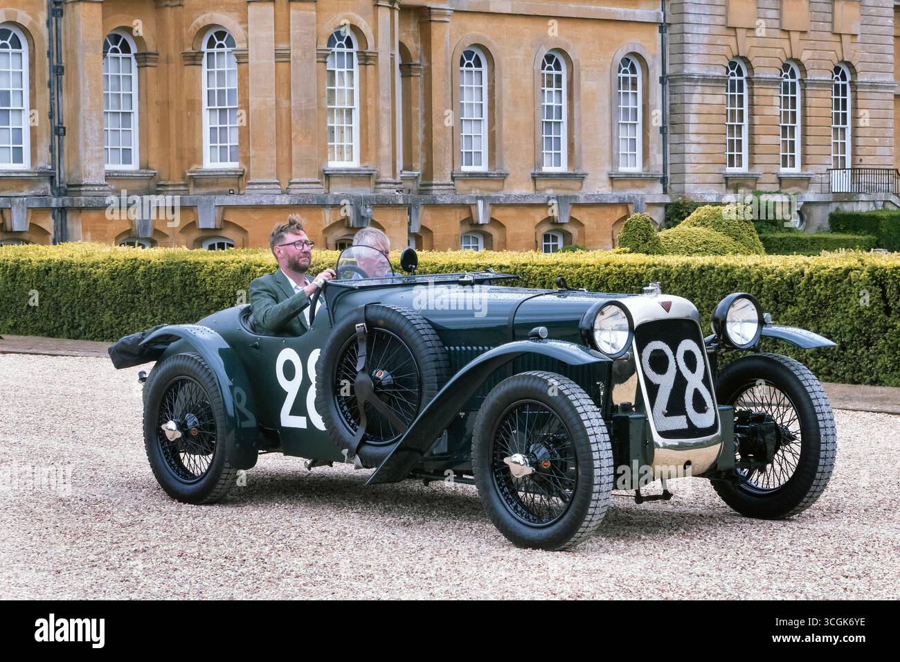 1928 Alvis FWD Le Mans Teamwagen beim Salon Prive Oldtimer Concours 2025 im Blenheim Palace Oxfordshire UK Stockfoto