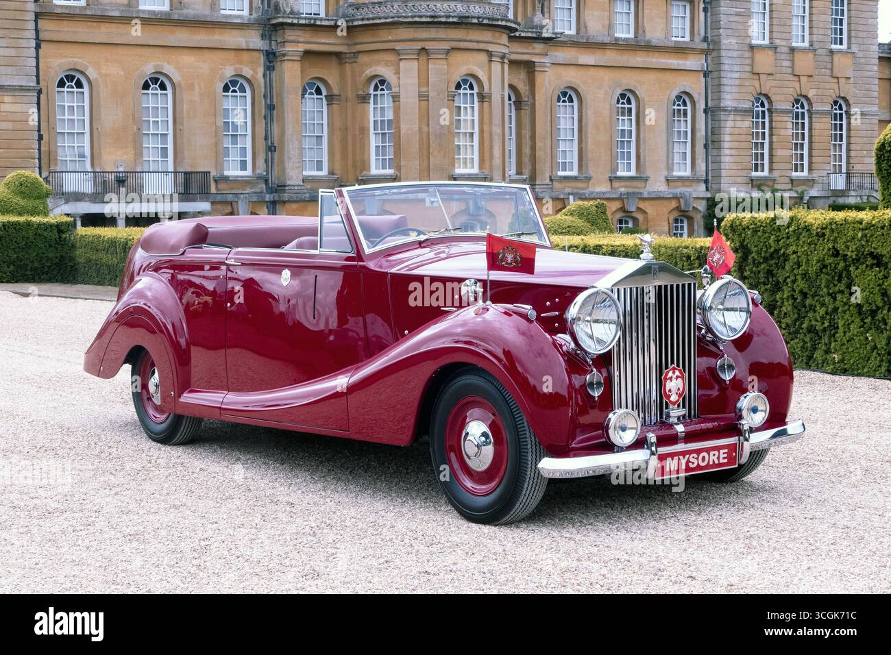 Gewinner des Duke of Marlborough Award, 1949 Rolls Royce Wraith Drophead Foursome beim Salon Prive Oldtimer Concours im Blenheim Palace Oxfordshire UK Stockfoto