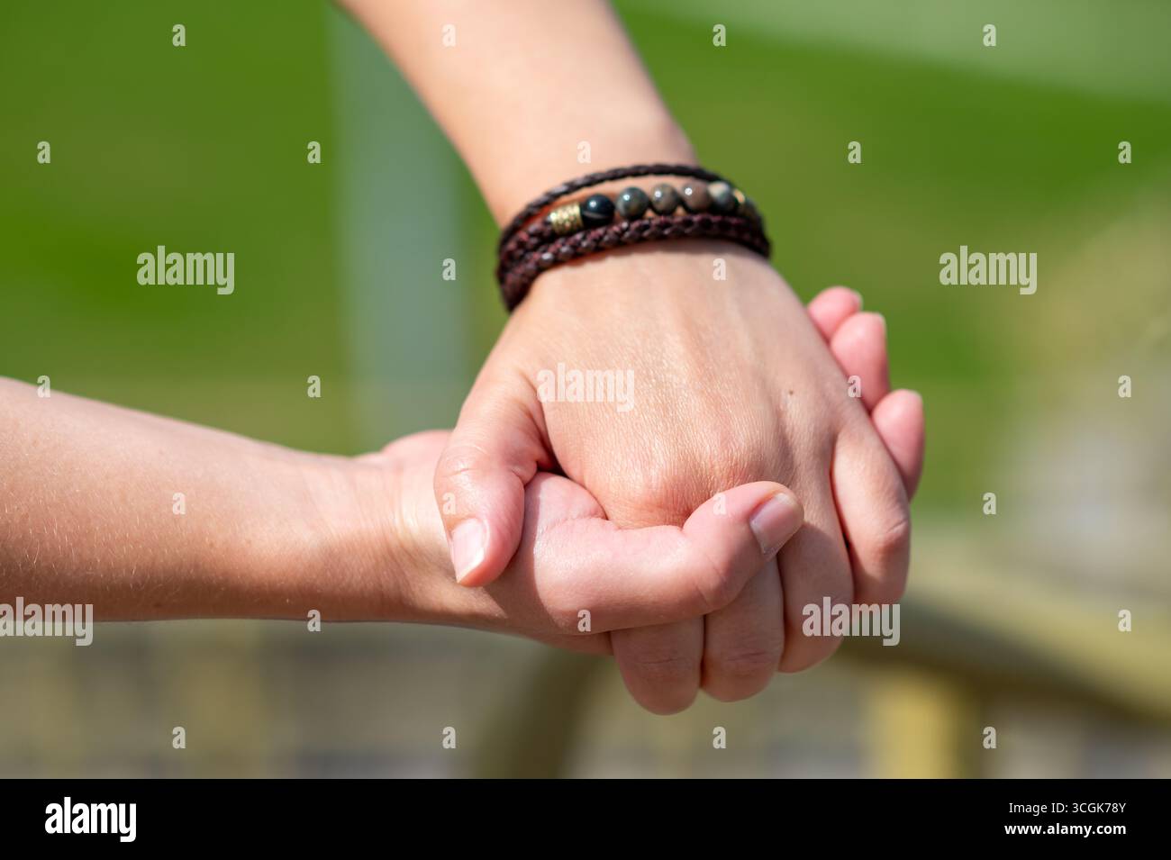 Nahaufnahme zweier Hände, die zusammengeschlossen sind, symbolisiert Liebe, Vertrauen und emotionale Verbindung Stockfoto