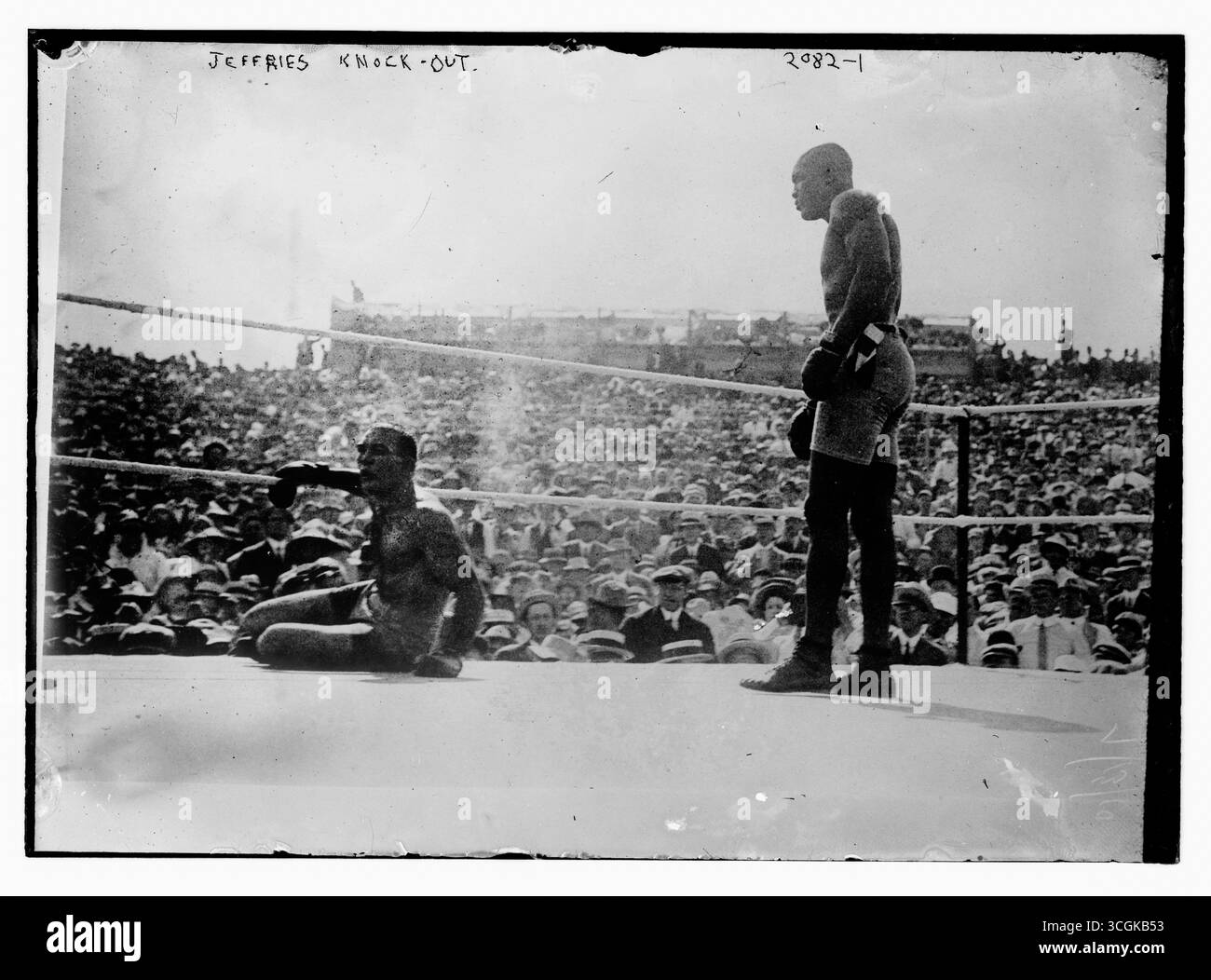 „Jeffries Knock-out“, Foto des Jack Johnson gegen Jim Jeffries während der Weltmeisterschaft im Schwergewicht. Reno, 4. Juli 1910 Stockfoto