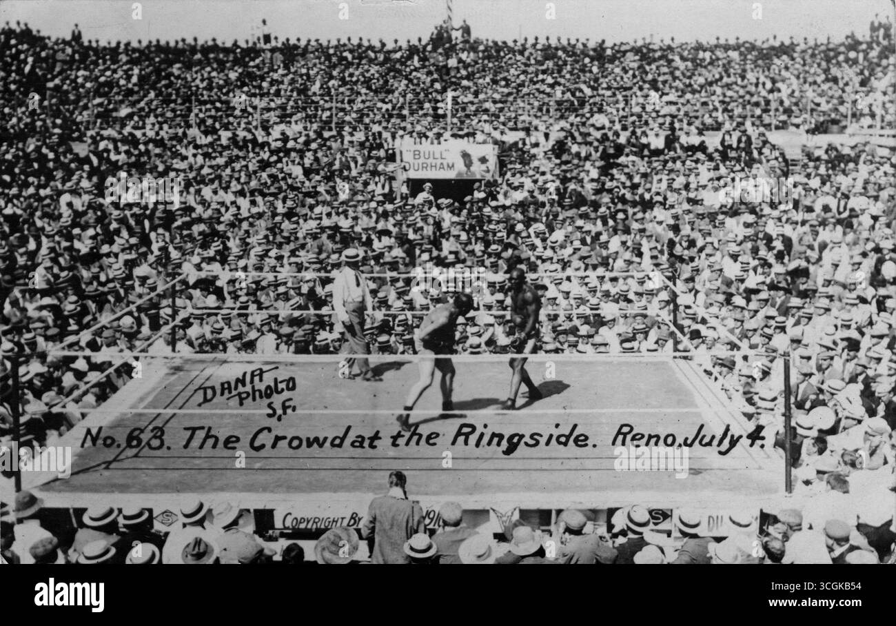 Foto des Jack Johnson-Jeffries Boxkampfes mit der Menge am Ring - Reno, 4. Juli 1910 - Foto von Dana, SF Stockfoto