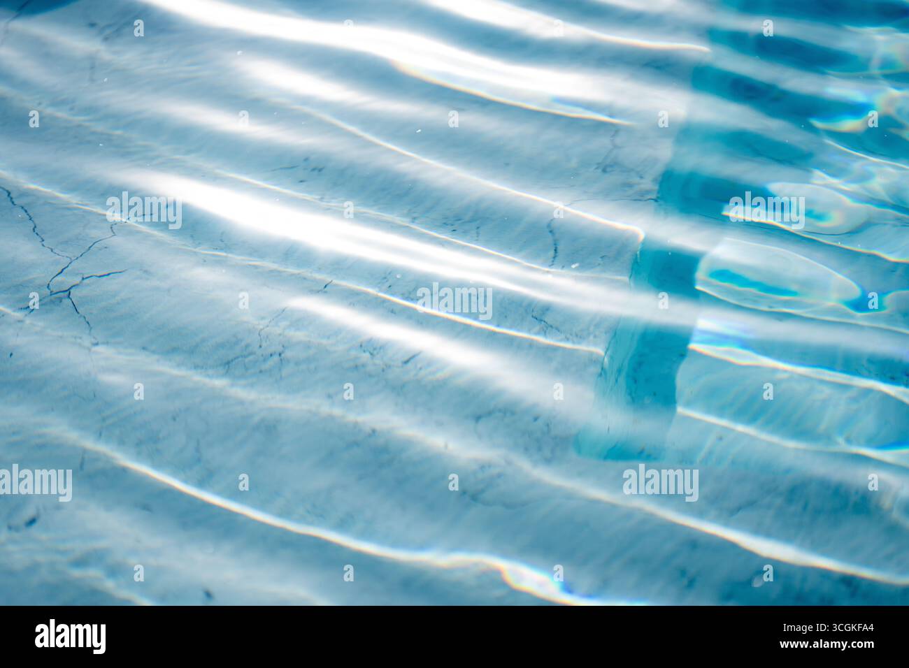 Hellblaue Wasseroberfläche mit schimmernden Wellenreflexionen, abstrakte Flüssigtextur. Sonnendurchflutete Wellen und Brechungen sorgen für ein frisches, entspannendes Stockfoto Hellblaue Wasseroberfläche mit schimmernden Wellenreflexionen, abstrakte Flüssigtextur. Sonnendurchflutete Wellen und Brechungen sorgen für ein frisches, entspannendes Stockfoto