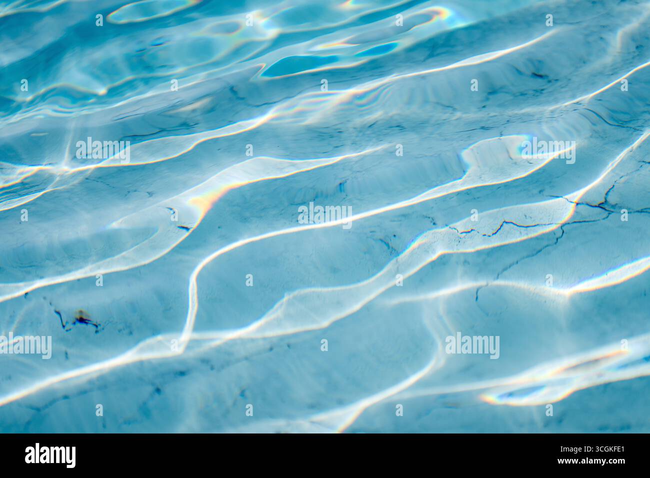 Hellblaue Wasseroberfläche mit schimmernden Wellenreflexionen, abstrakte Flüssigtextur. Sonnendurchflutete Wellen und Brechungen sorgen für ein frisches, entspannendes Stockfoto Hellblaue Wasseroberfläche mit schimmernden Wellenreflexionen, abstrakte Flüssigtextur. Sonnendurchflutete Wellen und Brechungen sorgen für ein frisches, entspannendes Stockfoto