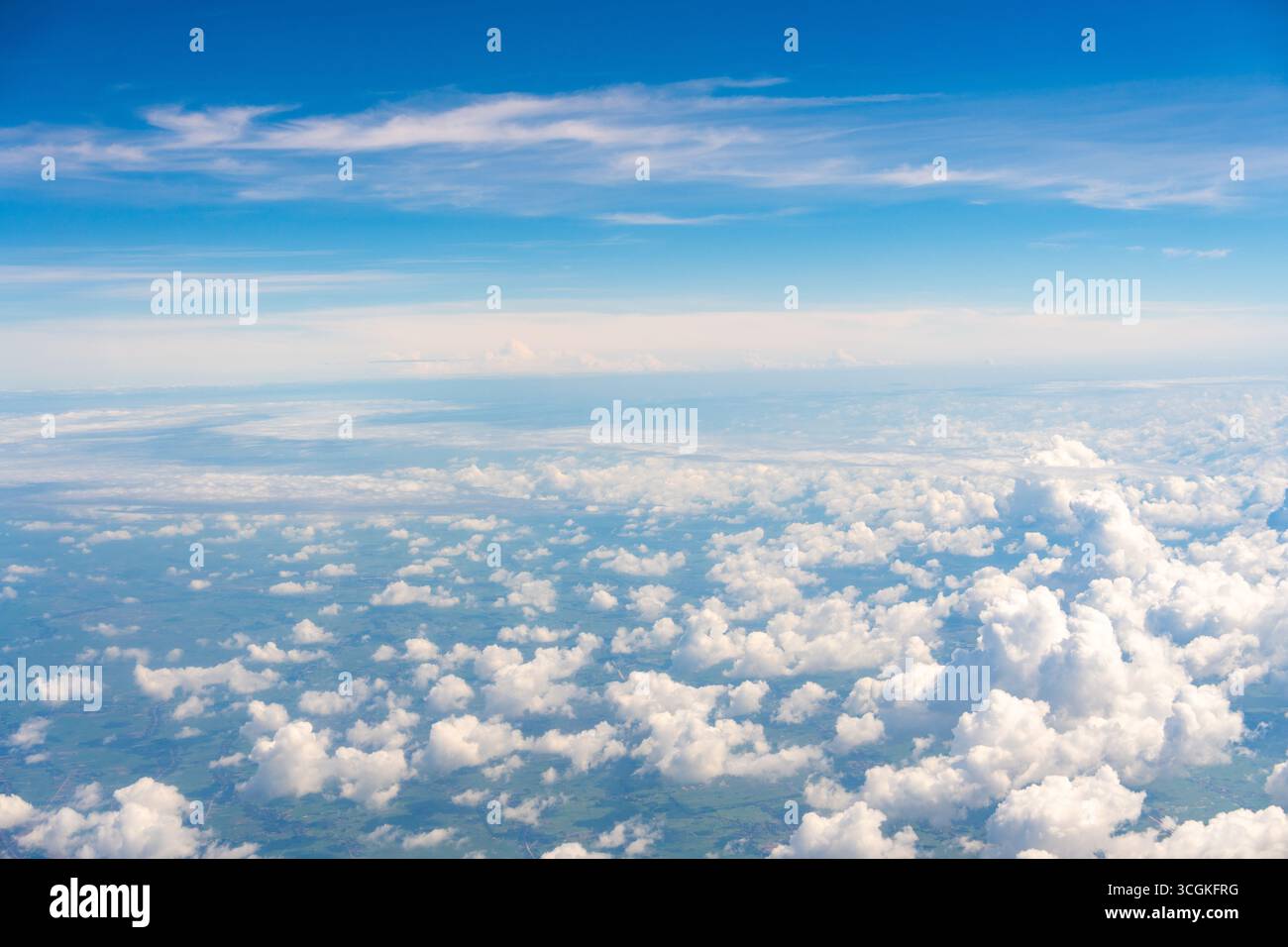 Blick aus dem Flugzeugfenster mit Flugzeugmotor, blauem Himmel und weißen Wolken. Die Luftperspektive symbolisiert Reisen, Urlaub, Freiheit und Abenteuer Stockfoto Blick aus dem Flugzeugfenster mit Flugzeugmotor, blauem Himmel und weißen Wolken. Die Luftperspektive symbolisiert Reisen, Urlaub, Freiheit und Abenteuer Stockfoto