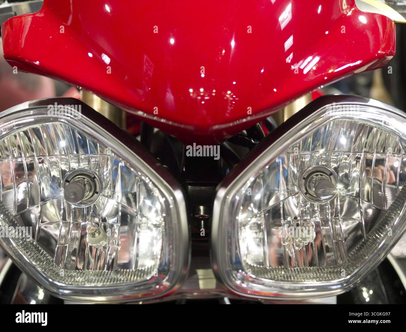 Sportliches, rotes Motorrad mit glänzenden Doppelscheinwerfern, dortmund, deutschland Stockfoto