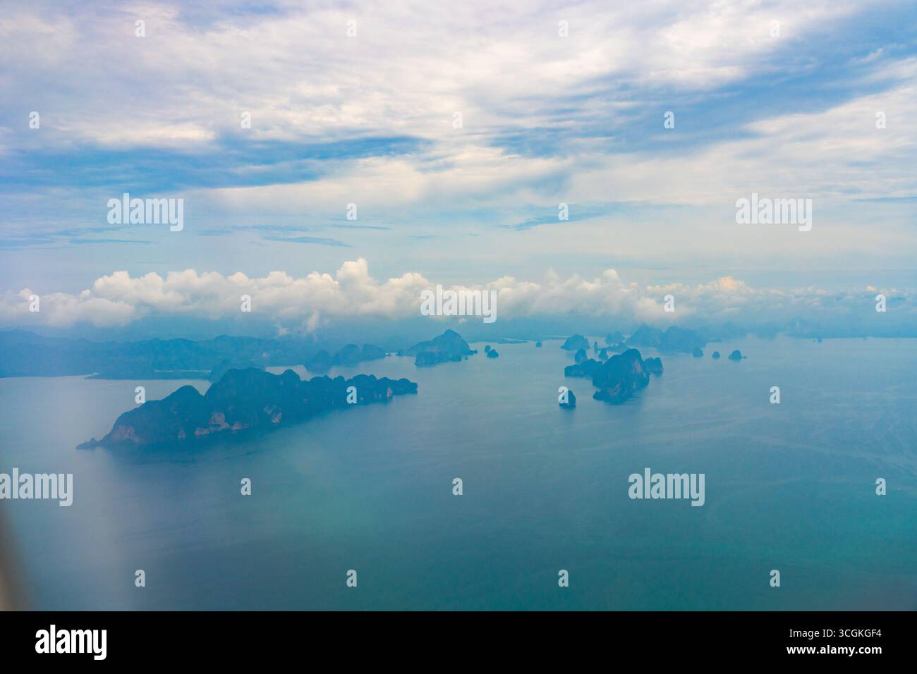 Aus der Vogelperspektive mit Blick auf tropische Inseln, türkisfarbenes Meer und Wolken mit Flugzeugmotor. Malerische Landschaft symbolisiert Reisen, Urlaub Stockfoto Aus der Vogelperspektive mit Blick auf tropische Inseln, türkisfarbenes Meer und Wolken mit Flugzeugmotor. Malerische Landschaft symbolisiert Reisen, Urlaub Stockfoto