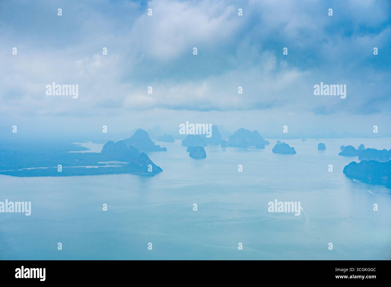 Aus der Vogelperspektive mit Blick auf tropische Inseln, türkisfarbenes Meer und Wolken mit Flugzeugmotor. Malerische Landschaft symbolisiert Reisen, Urlaub Stockfoto Aus der Vogelperspektive mit Blick auf tropische Inseln, türkisfarbenes Meer und Wolken mit Flugzeugmotor. Malerische Landschaft symbolisiert Reisen, Urlaub Stockfoto