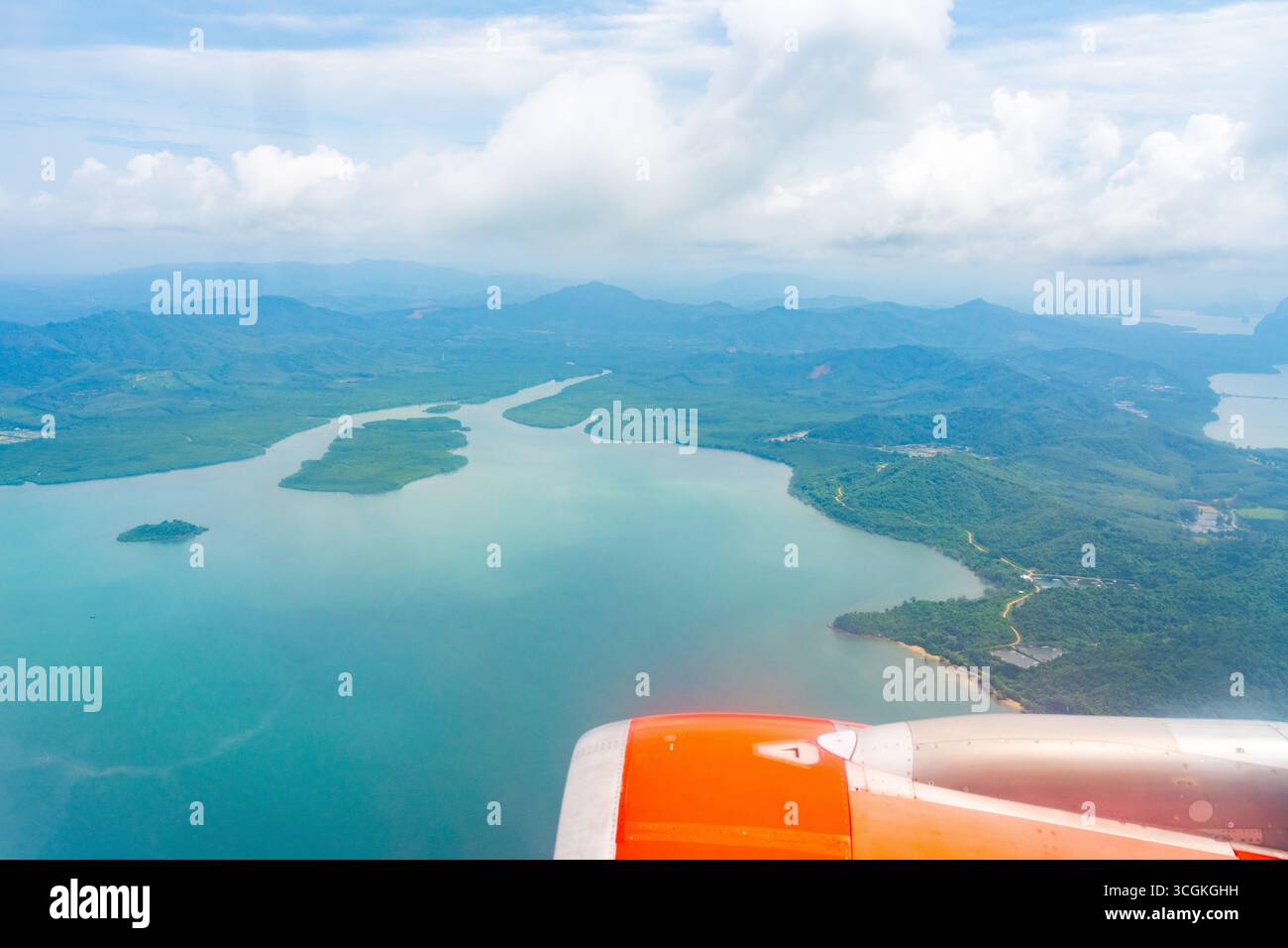 Aus der Vogelperspektive mit Blick auf tropische Inseln, türkisfarbenes Meer und Wolken mit Flugzeugmotor. Malerische Landschaft symbolisiert Reisen, Urlaub Stockfoto Aus der Vogelperspektive mit Blick auf tropische Inseln, türkisfarbenes Meer und Wolken mit Flugzeugmotor. Malerische Landschaft symbolisiert Reisen, Urlaub Stockfoto