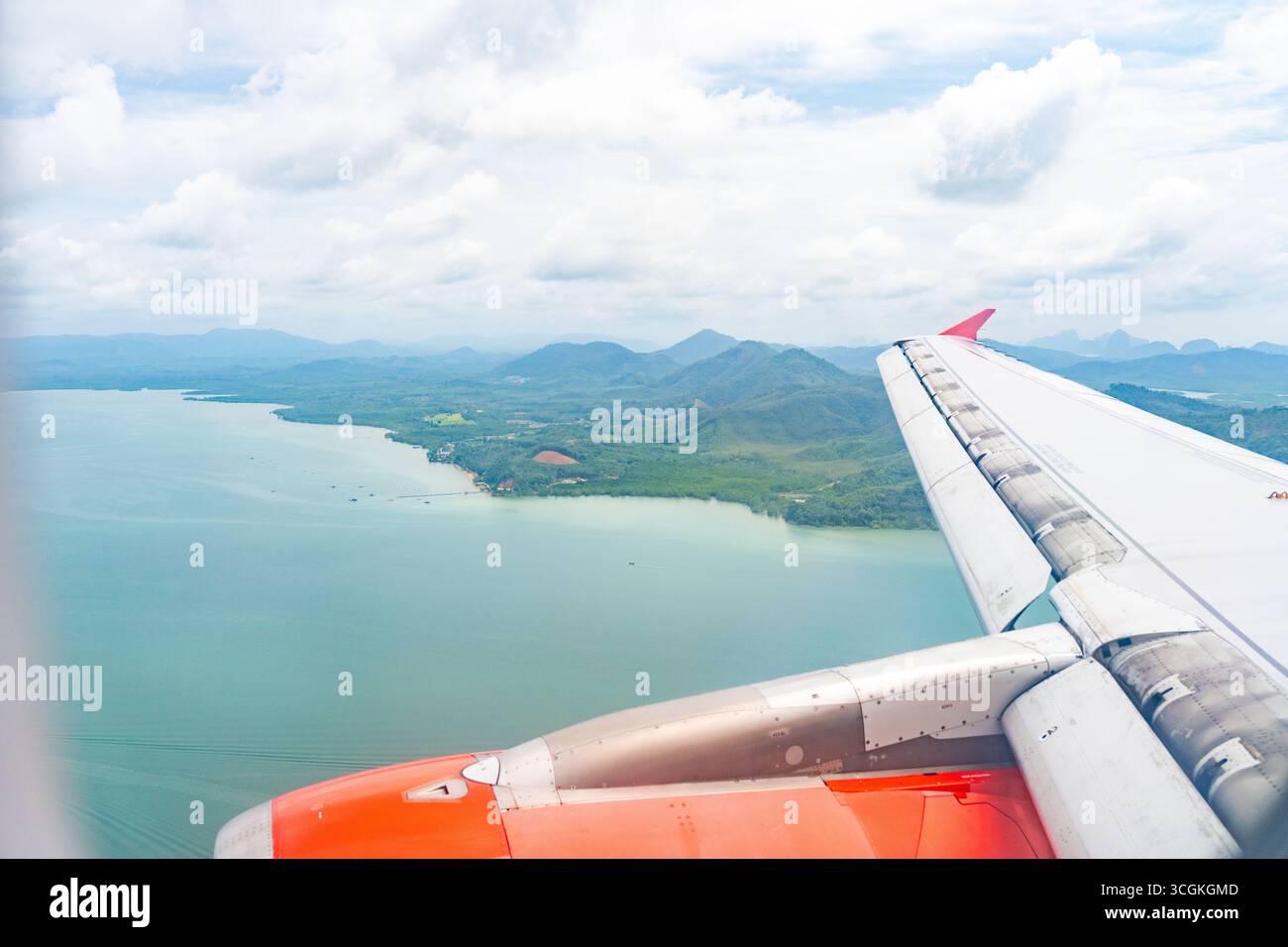 Aus der Vogelperspektive mit Blick auf tropische Inseln, türkisfarbenes Meer und Wolken mit Flugzeugmotor. Malerische Landschaft symbolisiert Reisen, Urlaub Stockfoto Aus der Vogelperspektive mit Blick auf tropische Inseln, türkisfarbenes Meer und Wolken mit Flugzeugmotor. Malerische Landschaft symbolisiert Reisen, Urlaub Stockfoto