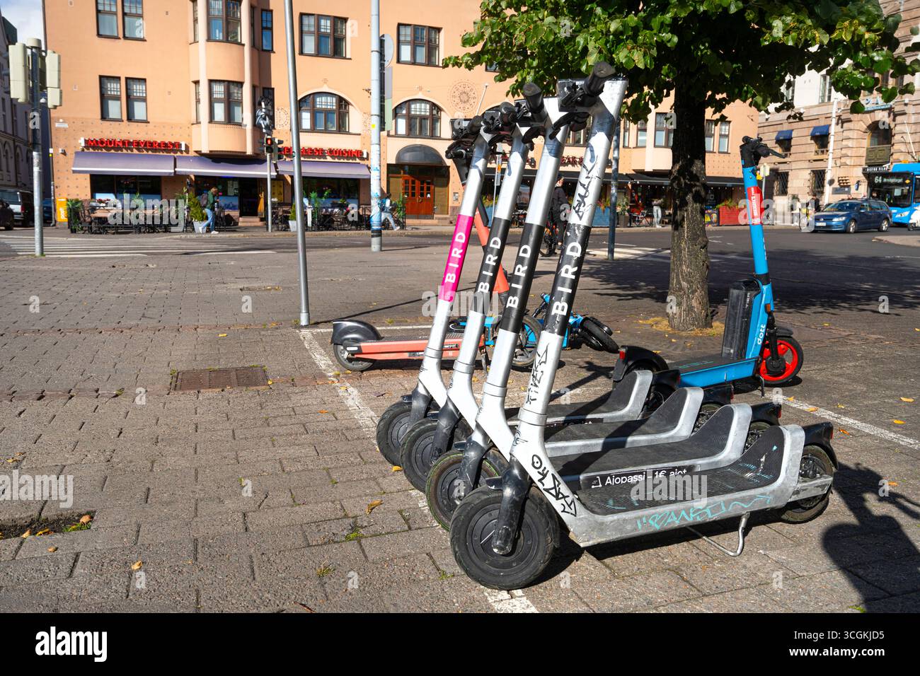 Helsinki, Finnland. August 2025. Einige Elektroroller zum Mieten parken auf einem Bürgersteig im Stadtzentrum Stockfoto