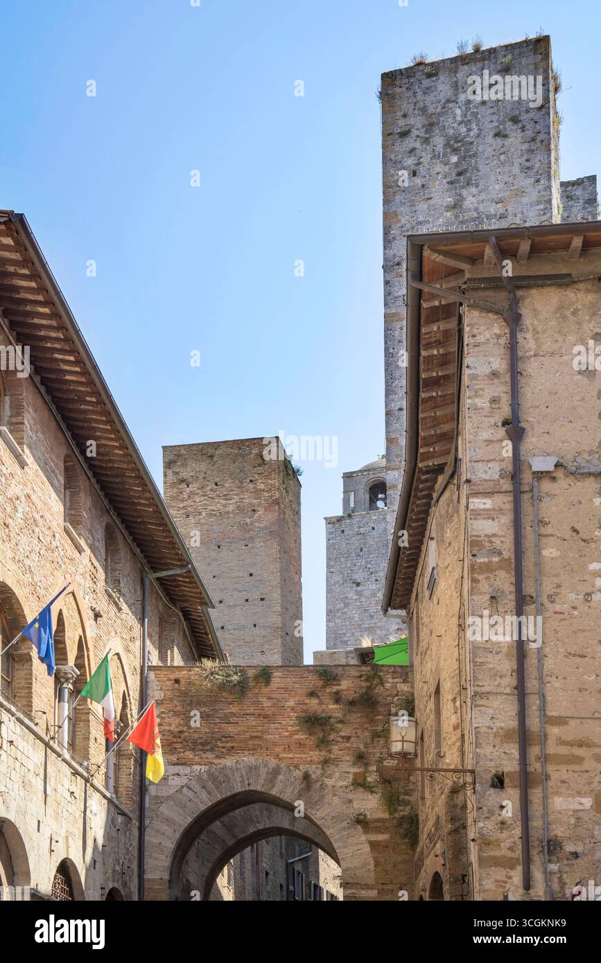 Die mittelalterliche befestigte Stadt san gimignano toskana italien ist mit 13 Türmen unesco-Weltkulturerbe Stockfoto