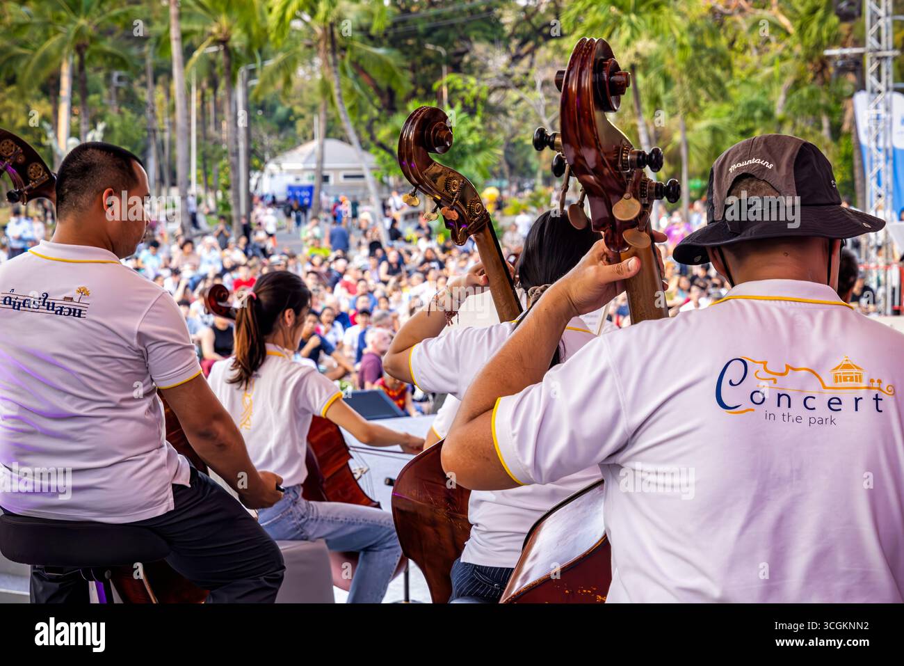 Auftritt des Royal Bangkok Symphony Orchestra auf der Bühne beim Open Air Concert in the Park, Lumphini, Bangkok, Thailand Stockfoto