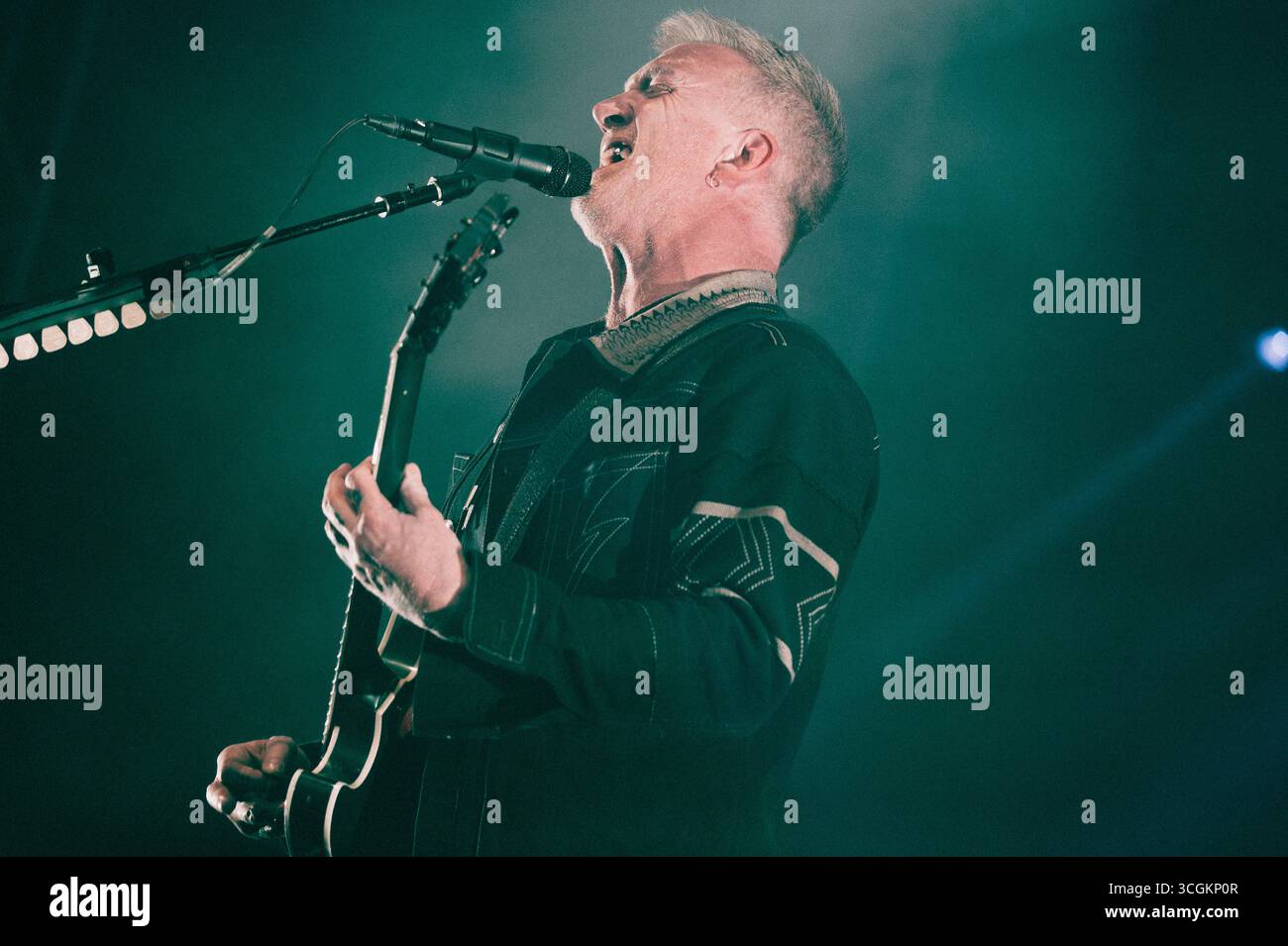 Sheffield, Großbritannien. August 2025. Queens of the Stone Age treten beim Rock N Roll Circus Festival in Sheffield auf. Quelle: Thomas Jackson/Alamy Live News Stockfoto