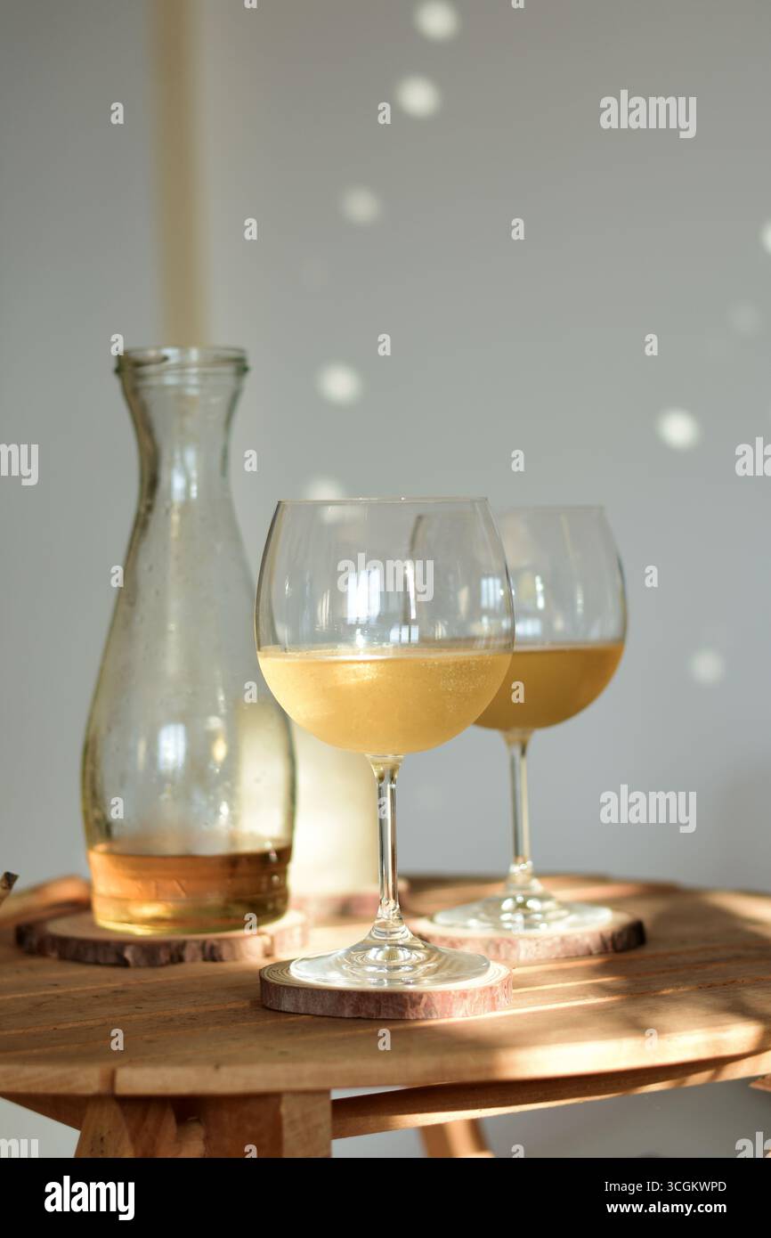 Ein paar Gläser Weißwein aus der Karaffe Stockfoto