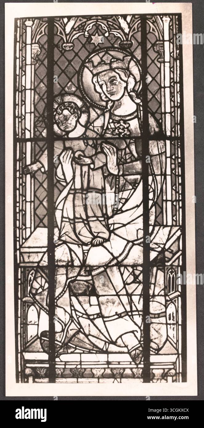 Maßwerkfenster mit Maria und Kind in einer Sedes sapientiae Darstellung. - Allgemein Stockfoto