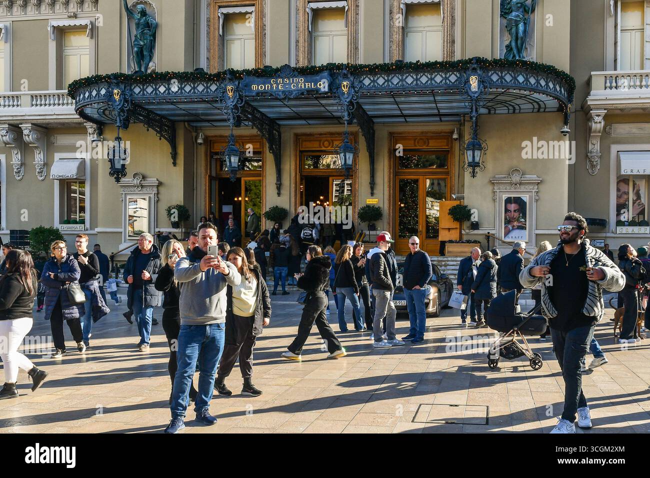 Touristenmenge vor dem Eingang zum Kasino Monte Carlo, während der Weihnachtsferien Monaco Monte Carlo, Fürstentum Monaco Stockfoto