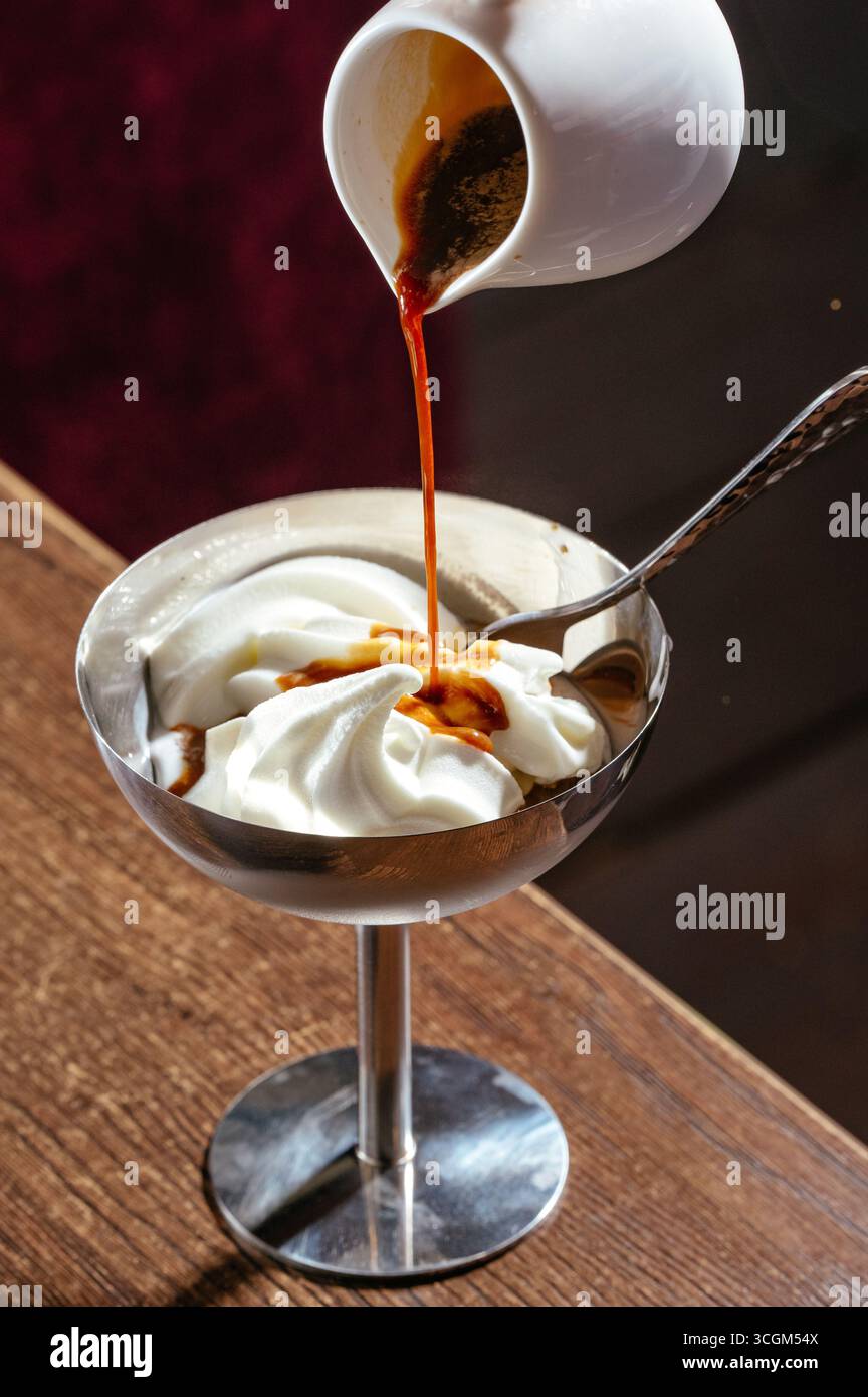 Cremiges Eis mit Espresso Stockfoto