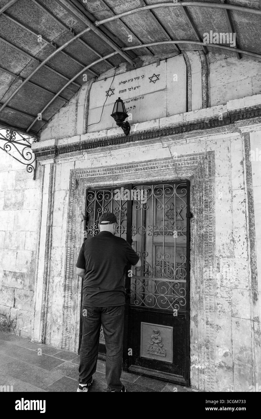 Kutaissi, Georgien – 15. Juni 2024: Die Synagoge in Kutaissi ist eine jüdische Gemeinde und Synagoge in der Boris Gaponov Straße in Kutaissi, Georgien. Stockfoto
