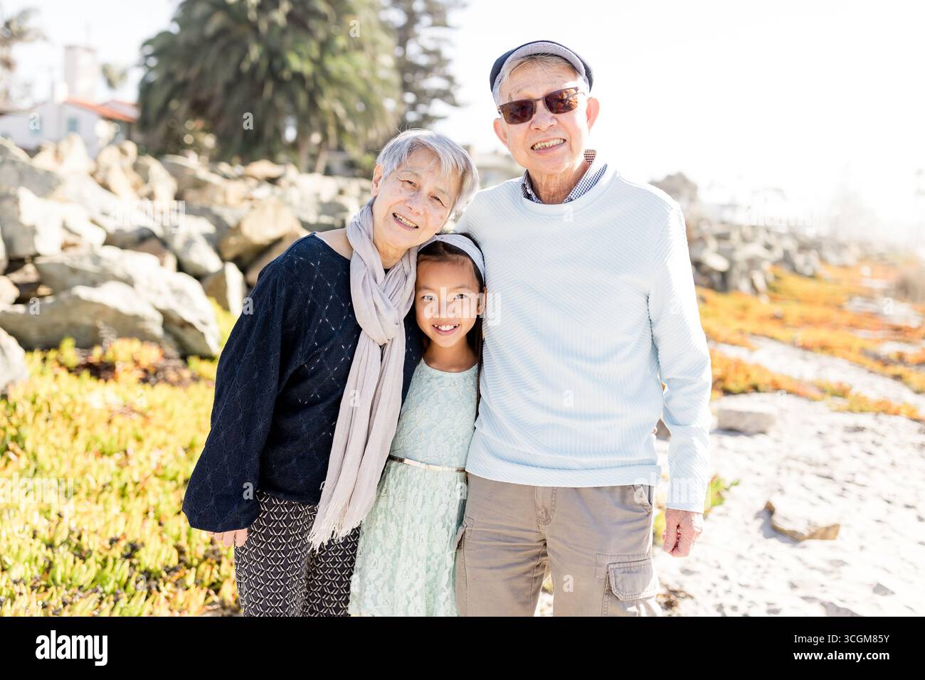 Asiatische Großeltern posieren am Strand mit Enkelkind in Coronado Stockfoto
