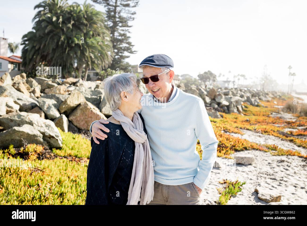 Asiatische Baby-Boomer-Paare posieren am Strand in Coronado Stockfoto