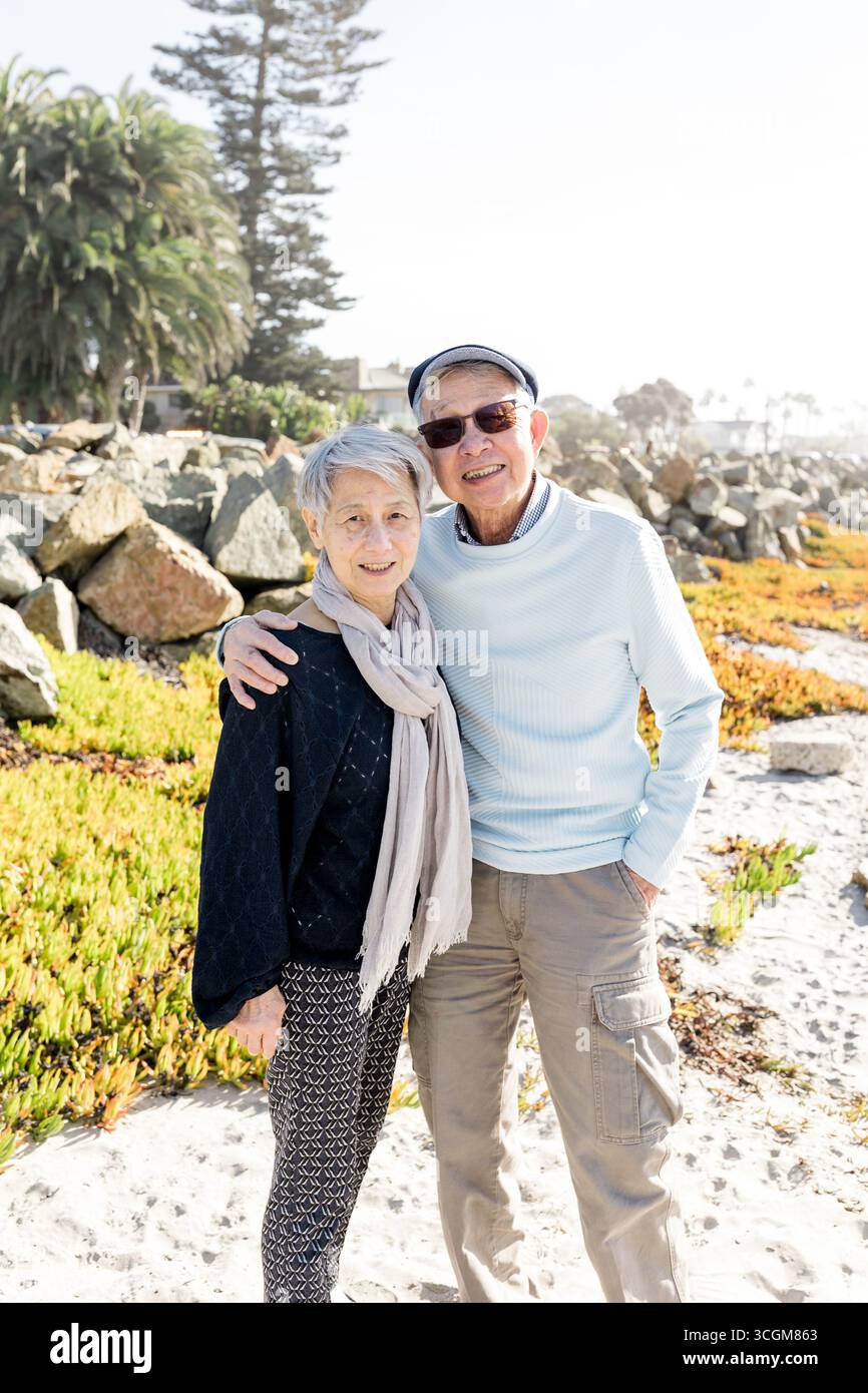 Asiatische Baby-Boomer-Paare posieren am Strand in Coronado Stockfoto