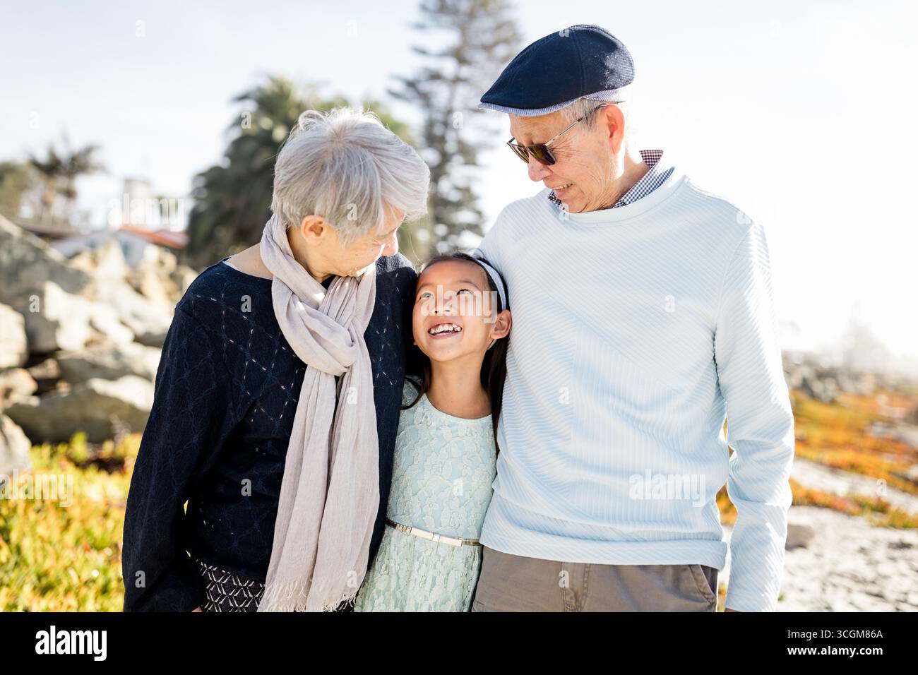 Fröhlich offen am Strand von Großeltern und Enkelkindern in Coronado Stockfoto