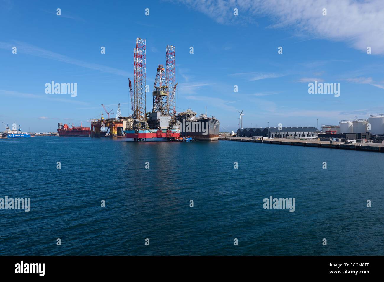 Frederikshavn, Dänemark – 12.09.2023: Demontage der schwimmenden Produktionsanlage des ExxonMobile-Herstellers Zafiro in einer Schrottwerft in Frederikshavn Stockfoto