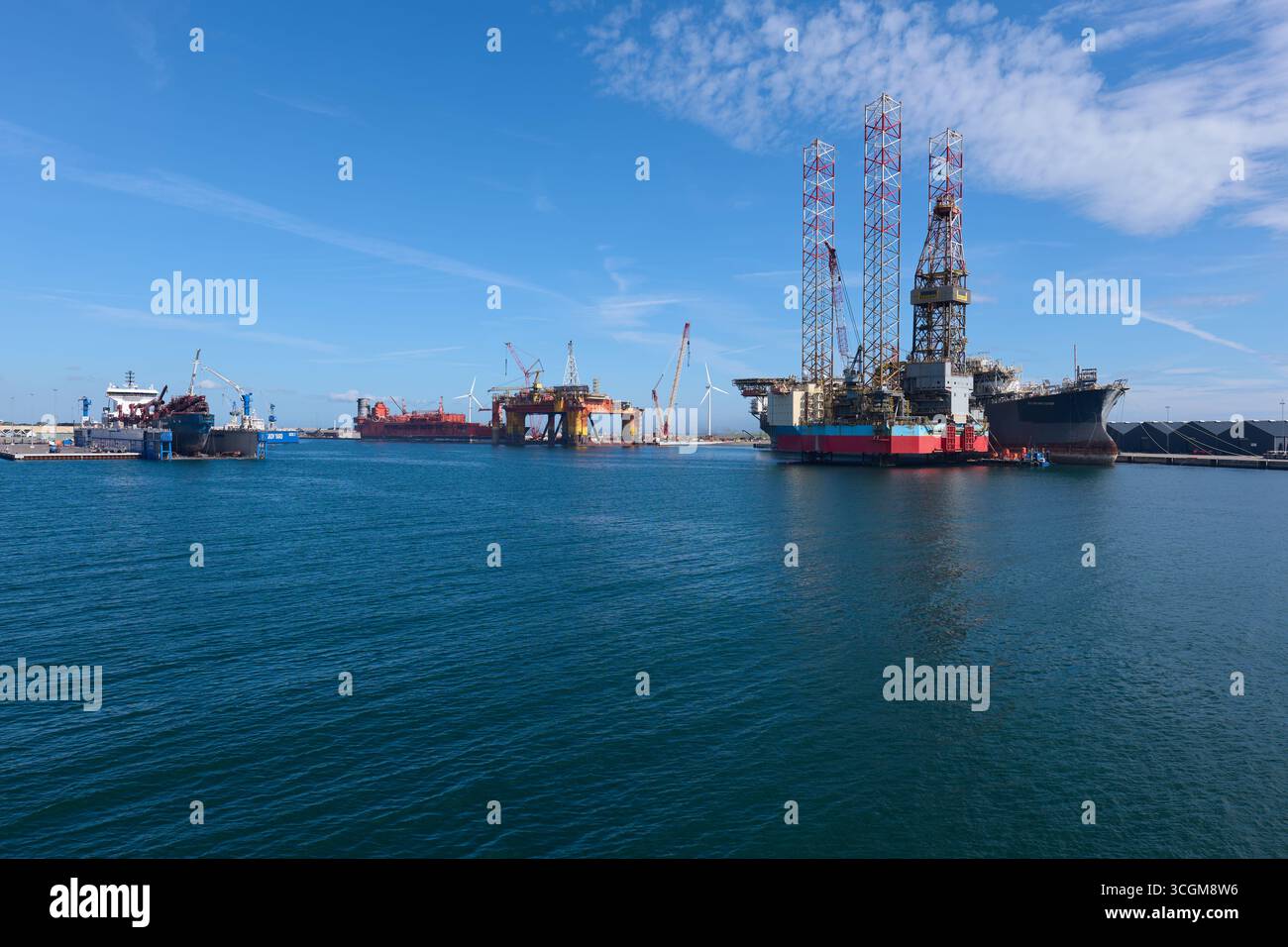 Frederikshavn, Dänemark – 12.09.2023: Demontage der schwimmenden Produktionsanlage des ExxonMobile-Herstellers Zafiro in einer Schrottwerft in Frederikshavn Stockfoto